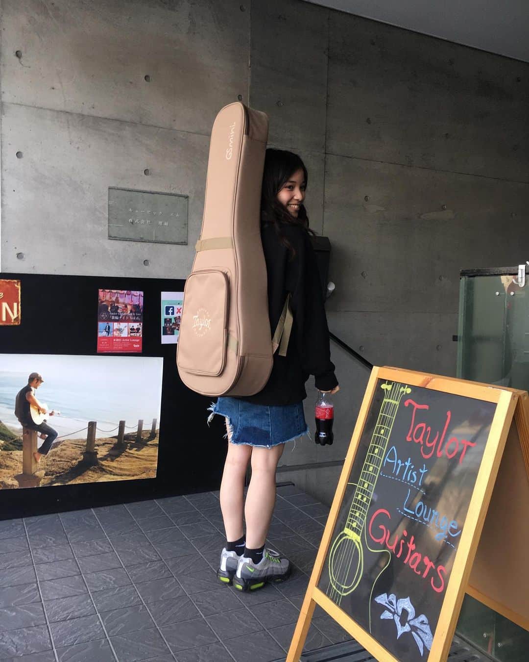 のインスタグラム：「リリパでは、4月〜始めたアコギ弾き語りを 披露させていただきました🎸✨ 買ったその日の写メと昨日の写メ📸  Taylorのギターで、 ニックネームはセイラーです😗笑 ちょっと…持ち慣れたかな、、 曲は以前歌わせていただいた、 ソフィの"すべての就活女子へ"の web動画の曲です👇 youtu.be/DgnpxqjckqQ」
