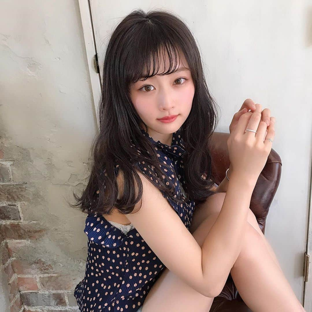 森下愛里沙(もりしたありさ) さんのインスタグラム写真 - (森下愛里沙(もりしたありさ) Instagram)「ㅤㅤㅤㅤㅤㅤㅤㅤㅤㅤㅤㅤㅤ ㅤㅤㅤㅤㅤㅤㅤㅤㅤㅤㅤㅤㅤ ㅤㅤㅤㅤㅤㅤㅤㅤㅤㅤㅤㅤㅤ ㅤㅤㅤㅤㅤㅤㅤㅤㅤㅤㅤㅤㅤ 髪色が落ちてしまったので、@shingohari さんに カラーしていただきました🥺❤️ ㅤㅤㅤㅤㅤㅤㅤㅤㅤㅤㅤㅤㅤ  ㅤㅤㅤㅤㅤㅤㅤㅤㅤㅤㅤㅤㅤ ㅤㅤㅤㅤㅤㅤㅤㅤㅤㅤㅤㅤㅤ 黒髪だけど透け感が欲しいという 私の要望に応えてくれました😭 完璧すぎる。好みすぎるカラーです。 本当にありがとうございました。 ㅤㅤㅤㅤㅤㅤㅤㅤㅤㅤㅤㅤㅤ ㅤㅤㅤㅤㅤㅤㅤㅤㅤㅤㅤㅤㅤ ㅤㅤㅤㅤㅤㅤㅤㅤㅤㅤㅤㅤㅤ ㅤㅤㅤㅤㅤㅤㅤㅤㅤㅤㅤㅤㅤ 皆さん、このカラー本当にオススメです。 黒髪なのに透明感あるって最高じゃないですか。 ㅤㅤㅤㅤㅤㅤㅤㅤㅤㅤㅤㅤㅤ ㅤㅤㅤㅤㅤㅤㅤㅤㅤㅤㅤㅤㅤ ㅤㅤㅤㅤㅤㅤㅤㅤㅤㅤㅤㅤㅤ ㅤㅤㅤㅤㅤㅤㅤㅤㅤㅤㅤㅤㅤ ————————————————————— ㅤㅤㅤㅤㅤㅤㅤㅤㅤㅤㅤㅤㅤ そして、6/24(月) 初のグラビア、ヤングマガジン巻末に載ります！ ぜひ買ってください💓 ㅤㅤㅤㅤㅤㅤㅤㅤㅤㅤㅤㅤㅤ ————————————————————— ㅤㅤㅤㅤㅤㅤㅤㅤㅤㅤㅤㅤㅤ ㅤㅤㅤㅤㅤㅤㅤㅤㅤㅤㅤㅤㅤ ㅤㅤㅤㅤㅤㅤㅤㅤㅤㅤㅤㅤㅤ ㅤㅤㅤㅤㅤㅤㅤㅤㅤㅤㅤㅤㅤ ㅤㅤㅤㅤㅤㅤㅤㅤㅤㅤㅤㅤㅤ #地毛風カラー #黒髪 #ヘアカラー #透け感 #透明感 #透明感カラー #暗髪 #ロングヘアー #黒髪ロング #巻きスタイル #ヘアスタイル #like4likes #l4l #instalike #instagood #instalove #hairstyles」6月17日 21時53分 - mini.ari