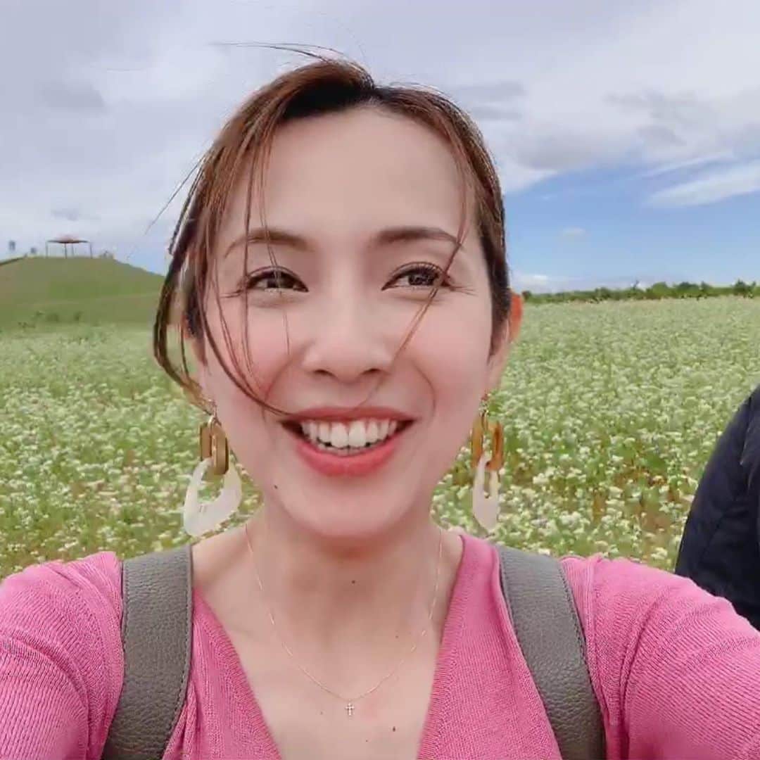 若林翔子のインスタグラム：「* * チャージロケ♡ 一面のそばの花をバックに遊んでみました♡  背後の黒い影は〜… シャイなスタッフさんたちと今日もまた楽しいロケでした☺️ 毎週月曜17:36ごろ〜の旬感さんぽにて🤗」