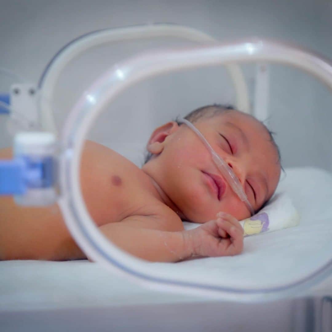 unicefさんのインスタグラム写真 - (unicefInstagram)「A peaceful baby, born into chaos in Yemen. A @unicef_yemen report reveals that one woman and six newborns die every two hours in Yemen from complications during pregnancy or childbirth. Ongoing conflict, staff shortages and a lack of supplies have closed half of all health facilities in Yemen. We’re on the ground, supporting the vital health services left open, but to save lives, we need more funds. #ChildrenUnderAttack © UNICEF/UN0318233/Aljaberi」6月17日 21時55分 - unicef
