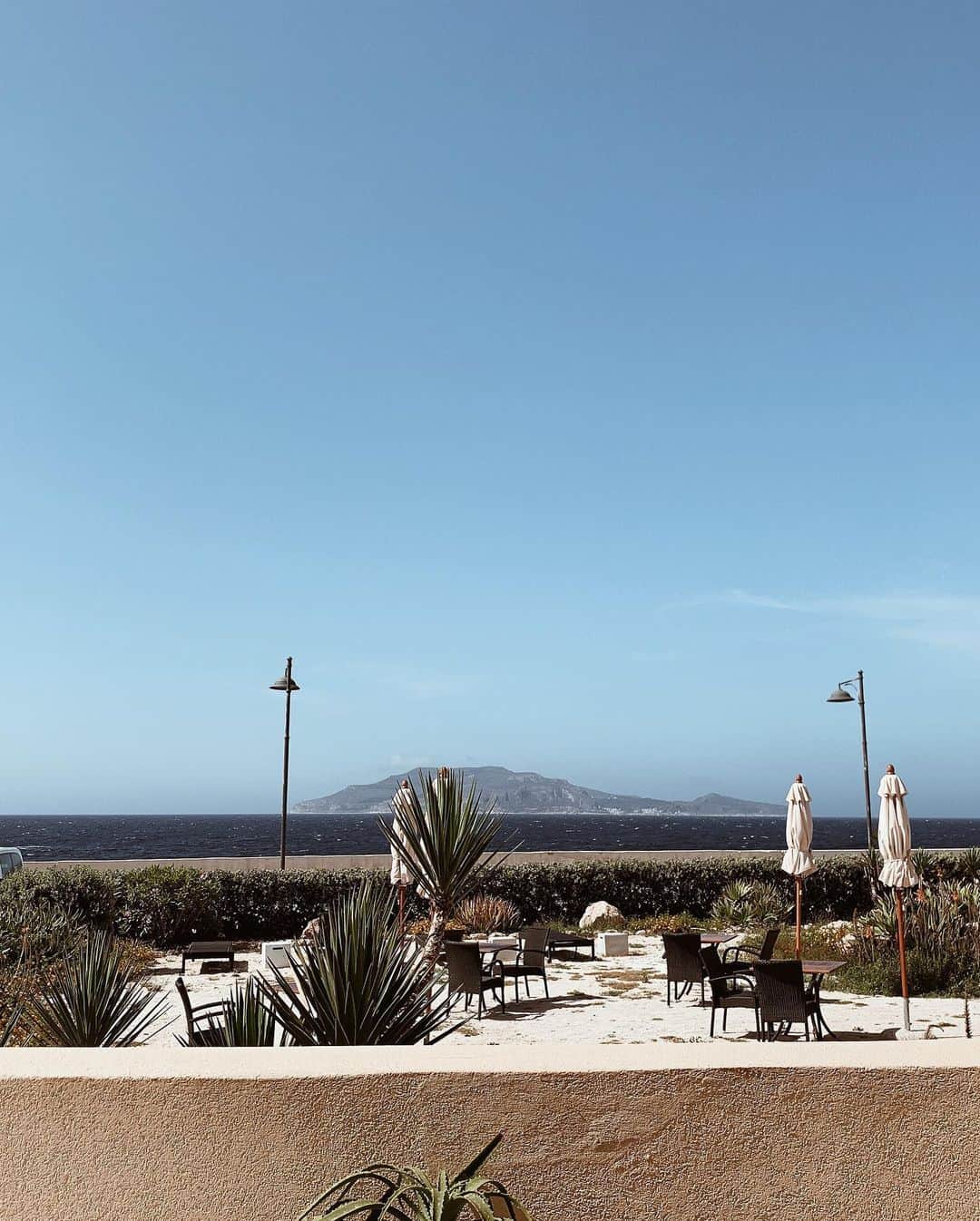 伊地知朋子さんのインスタグラム写真 - (伊地知朋子Instagram)「#favignana  リゾートを目一杯感じたく 海が目の前のホテル "Temgo di mare"に🏝 宝石の様な海に囲まれた 青空が似合う島。 また絶対来たい。 ____ #ITALY #resort #tempodimare」6月17日 21時55分 - tomoko_urbanbobby