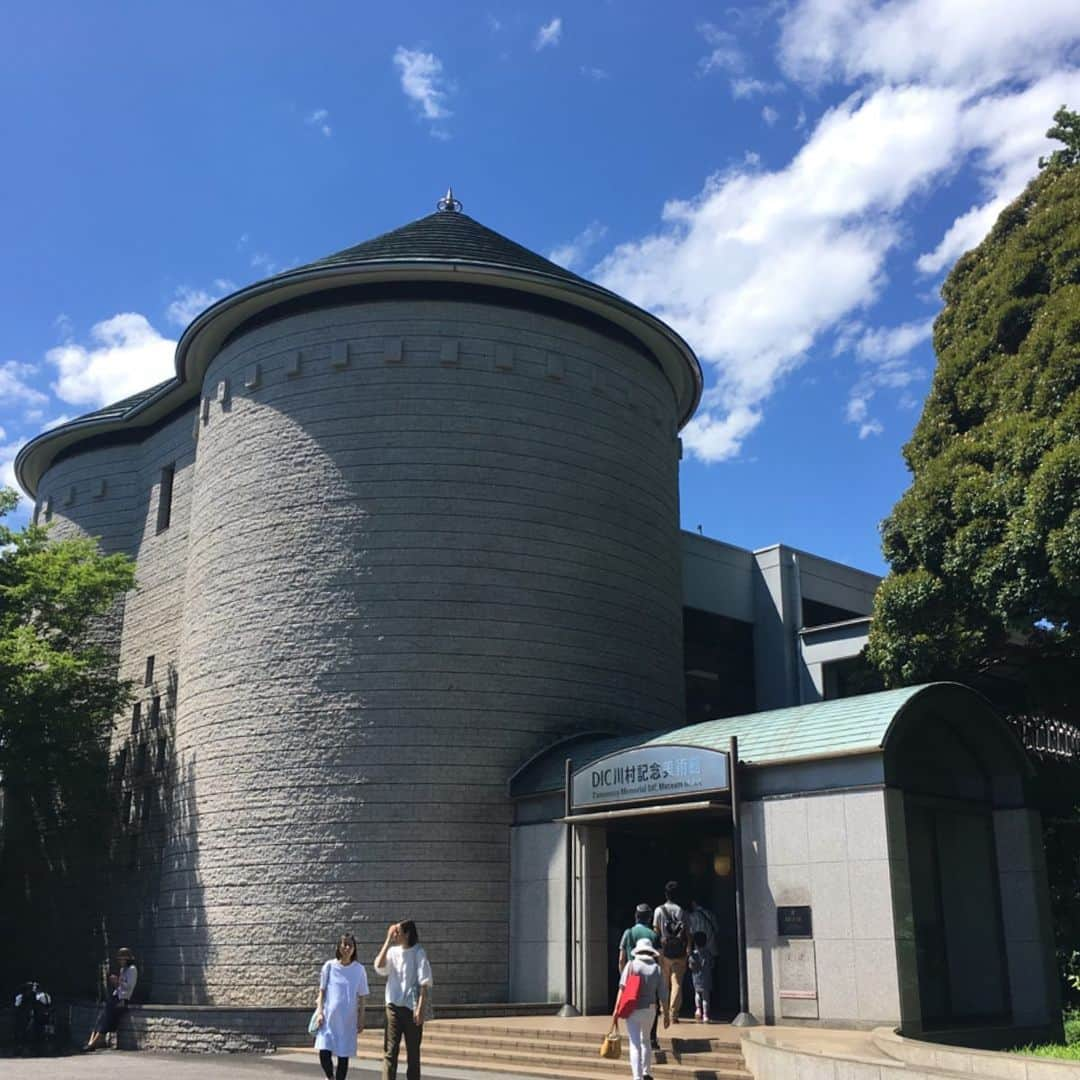 nostos booksさんのインスタグラム写真 - (nostos booksInstagram)「DIC川村記念美術館で開催されていた企画展「ジョセフ・コーネル コラージュ&モンタージュ」の最終日へ滑り込んできました。川村記念美術館が所有するコレクションに加え、国内の美術館や個人蔵の箱作品、コラージュ約50点、さらにこれまで紹介されることの少なかった映画作品や、友人たちとの手紙など、貴重な資料がずらりと並んだなんとも贅沢な空間に終始うっとり。 函が3種類から選べる図録も無事にゲットできてホクホクです。  そして常設展の豪華さには何度息を呑んだか！世界でたった4箇所だけというマーク・ロスコの作品のみでつくられた空間や、敷地内の緑に囲まれた部屋で見るサイ・トゥオンブリーの絵画は、思わずその場から動けなくなるほどの存在感でした。  実はこの展示、会期終了間近だったため行くのを諦めていたのですが、先日コーネルが大好きだというお客様がご来店され、「絶対に行ったほうがいいです！」とおすすめしてくださったんです。本当に行ってよかった。猛プッシュしてくださったあのときのお客さま、ありがとうございました！  ちなみに敷地内の緑や季節の花々も、それを見にいくだけでも価値のある美しさです。いまは色とりどりの紫陽花がたくさん咲いていますよ。 東京から便利な高速バスが出ていますので、一日ゆっくり時間の取れる日にぜひ足を運んでみてください。  #ジョセフコーネル #josephcornell #dic川村記念美術館 #コラージュ #フォトモンタージュ  #nostosbooks #ノストスブックス #松陰神社前 #松陰神社前駅 #松陰神社商店街 #世田谷線#古本 #古本屋 #古書店 #東京古書店 #古本屋巡り #アート本 #アートブック #デザイン本﻿」6月17日 21時56分 - nostosbooks