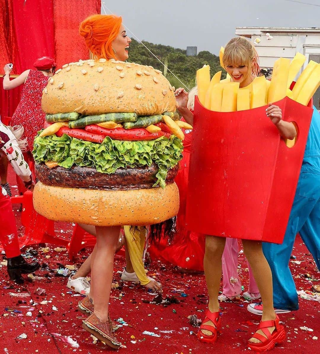 Just Jaredさんのインスタグラム写真 - (Just JaredInstagram)「“A HAPPY MEAL” @taylorswift and @katyperry fully squash all rumors that they’re still feuding, dressing up as a 🍔 and 🍟 for Taylor’s star-studded video for #YouNeedToCalmDown. Tap this pic in the link in bio to watch!」6月17日 21時58分 - justjared