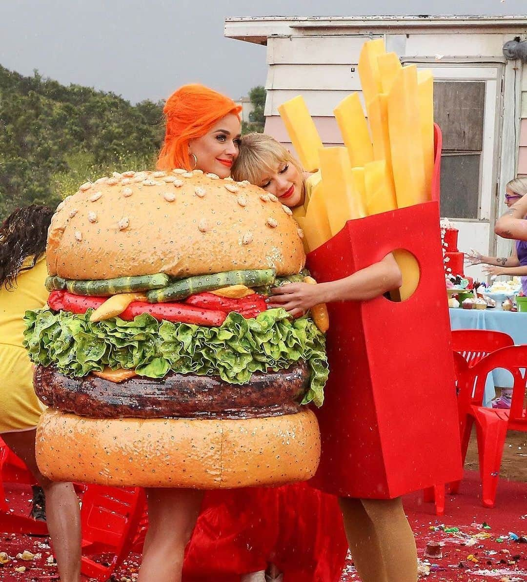 Just Jaredさんのインスタグラム写真 - (Just JaredInstagram)「“A HAPPY MEAL” @taylorswift and @katyperry fully squash all rumors that they’re still feuding, dressing up as a 🍔 and 🍟 for Taylor’s star-studded video for #YouNeedToCalmDown. Tap this pic in the link in bio to watch!」6月17日 21時58分 - justjared