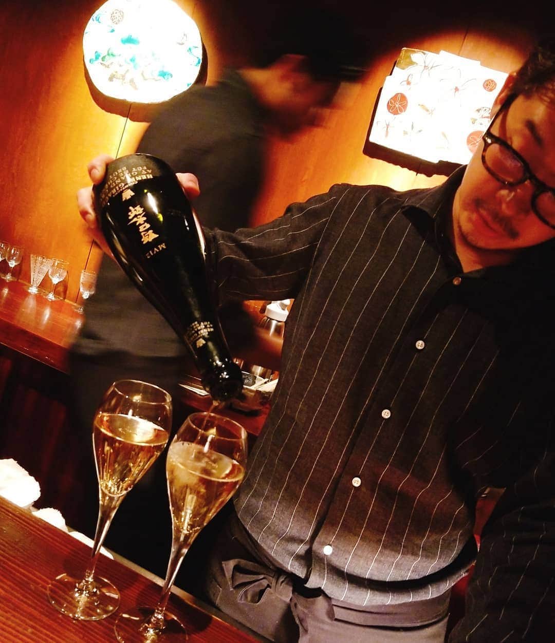 今堀恵理さんのインスタグラム写真 - (今堀恵理Instagram)「夜中23時過ぎからまた寄り道で 北新地の『野口太郎BAR🍷』 食後のお楽しみの…私の恋愛トークしに行くところになって来た(笑)  食事で日本酒を飲んだ後に  野口太郎アンリジローを飲みながら秘密の相談💕 楽しかったな  私のコーデ 紺のレースのトップス @primascherrer  psc811-0153  バラ柄のカーディガン ANNA MORINARI  時計　 @nomonday_jp 『eriimahori』 使用で10パーセントオフになります。  ピアス @deardevilmini  #nomonday#ノーマンデー#腕時計#時計#手元倶楽部  #primascherrer #prima_lady #pr #恋愛トーク 　#野口太郎　#イケメンすぎる  #鶴麺　#aca #キムタク #三心　#セントレジス大阪　#アンリジロー　#アンリジローフュドシェーヌ　#henrigiraud」6月17日 22時01分 - eriimahori