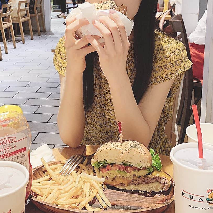 山崎玲奈さんのインスタグラム写真 - (山崎玲奈Instagram)「🍔🥑 ハンバーガー美味しいよね~ 特に、アボカドチーズバーガーが好き！ 美味しい食べ物に出会えた時って、幸せだなあ。 ・ ・ ・ #アボカドチーズバーガー#チーズバーガー」6月17日 22時03分 - yamazaki_reina