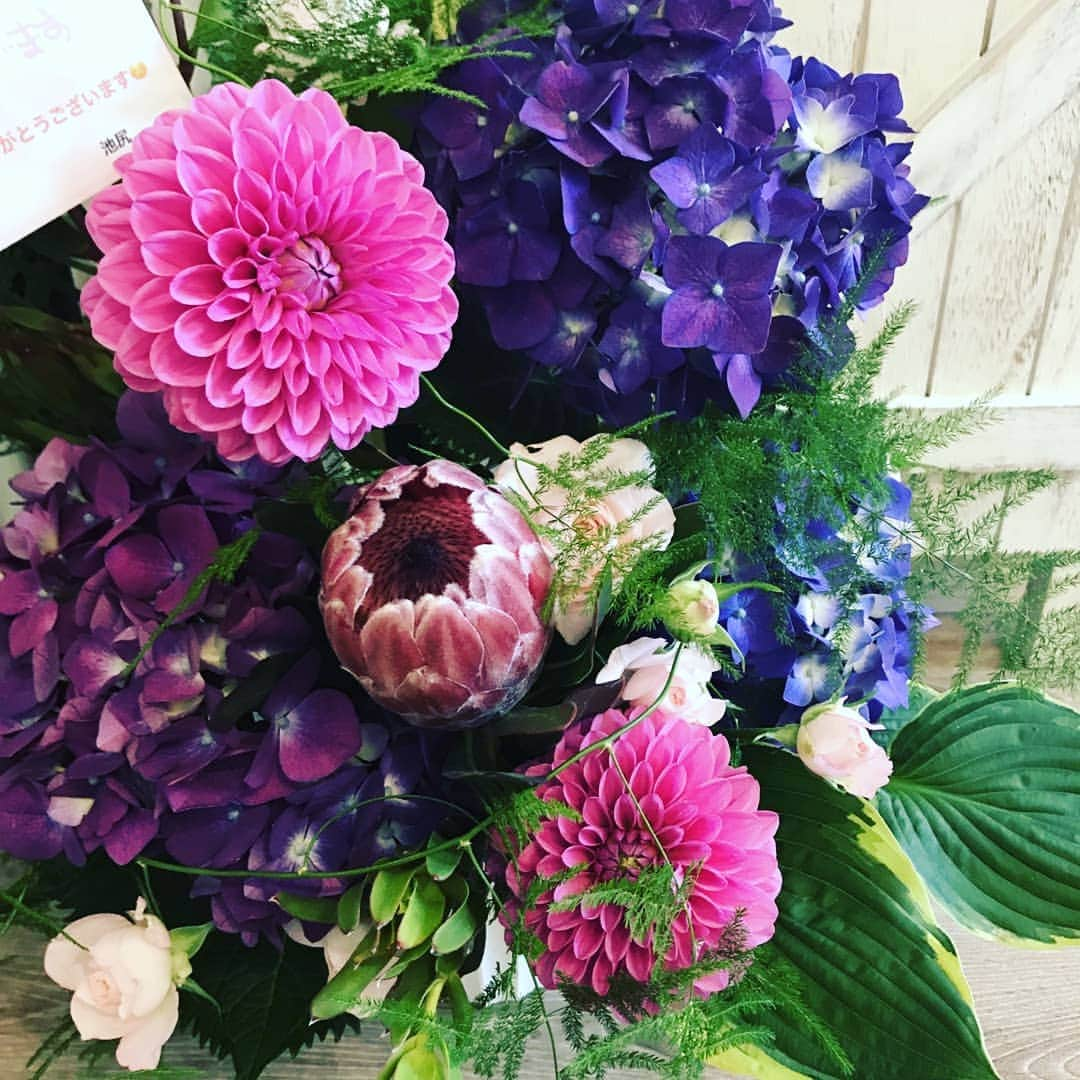 池尻和佳子さんのインスタグラム写真 - (池尻和佳子Instagram)「大切な方へのお誕生日アレンジメント🌼  いつも、今日感ニュースのお花をセットしてくださる柳本充代さんにお願いしています❇️ ざっくりとした私のリクエストに、いつも精一杯応えてくださって、感謝・感謝です‼️‼️ #アヴィーダ #柳本 さん #avida#お花#アレンジメント #花束#誕生日#赤坂 #今日感ニュース#セット」6月17日 22時03分 - wakako_ikejiri_rkb