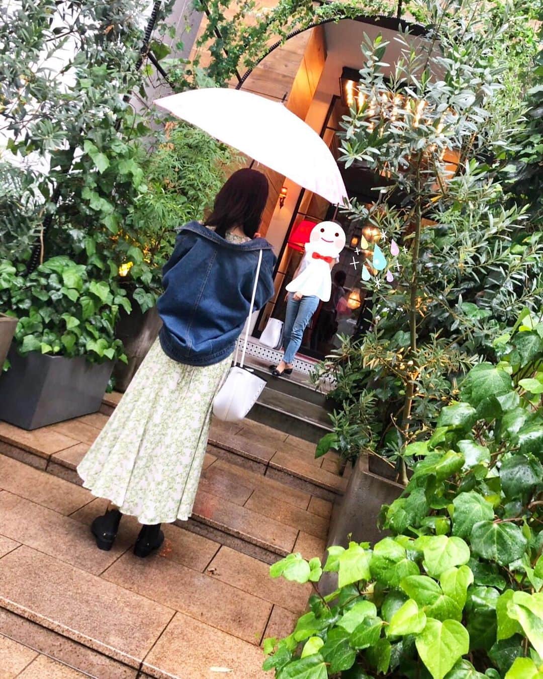 権田裕美さんのインスタグラム写真 - (権田裕美Instagram)「・ ☂️✨☂️✨☂️✨☂️✨ ・ この日は梅雨時のマストアイテム レインブーツに合わせたコーデを。 歩きやすく合わせやすい  @dianashoespress のレインブーツが 梅雨時に大活躍だよぉ😊 ・ ・ 週末はメンズがキッザニアに行ってる間に 女子会ランチへ♡」6月17日 22時04分 - yumigonda