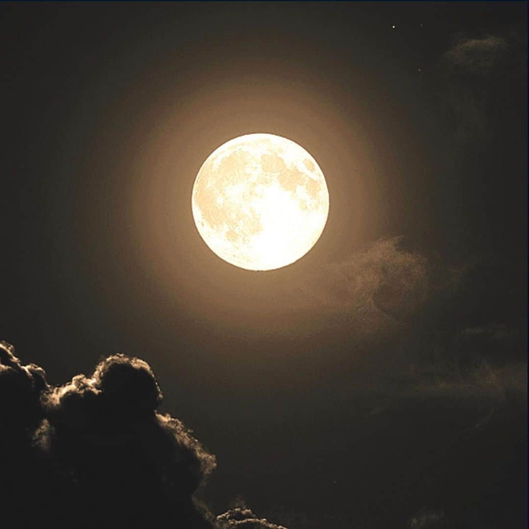 廣瀬なつきさんのインスタグラム写真 - (廣瀬なつきInstagram)「full moon🌕 今日は満月  すごく綺麗な満月を見れました﻿ ﻿ 今日の満月は ストロベリームーン🍓だって﻿ ﻿ 新月から満月へと満ちていくパワー﻿ そのパワーが最高潮に高まるのが、満月で ﻿ ﻿ 地上のあらゆる生命は、満月の影響を受けています﻿ ﻿ 満月のとき、気（生命力、プラーナ）が満ちていて感情もエネルギーも最高潮に盛り上がります﻿ ﻿ そのため満月には願いを叶えるチカラがあるそう  神秘的✨ #fullmoon #ストロベリームーン #🌕」6月17日 22時05分 - i_am_na2coooo