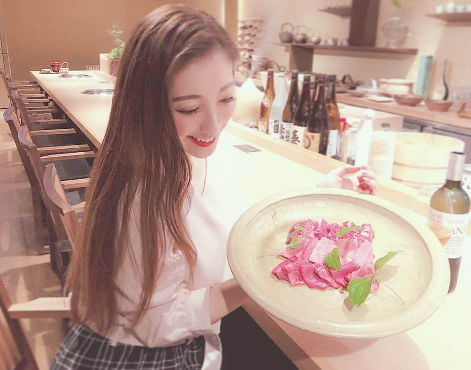 東條恭子さんのインスタグラム写真 - (東條恭子Instagram)「. #日本焼肉はせ川 さんへ🍷❤️ . 都内各店で修行を積まれた職人さんが手がける日本料理 × 黒毛和牛や近江牛の焼肉を一緒に楽しめるこちらのお店:) 銀座に続き表参道店をオープンされたということでお伺いさせていただきました🥢❤️ . 私のいただいた夜のおコース「平家～へいけ～」は、 #特選シャトーブリアン や#サーロイン など全16品を堪能出来るおコース:) . 職人さん達のこだわりの詰まった美味しくて美しいお料理の数々 × 素敵なカウンター席で過ごす良き夜…🌹 オトナになるって、良いな🍷❤️(笑) . 休日限定のランチメニューでは♩ 黒毛和牛をリーズナブルにいただけるものもあるとお聞きしたのでまた再訪したいと思います☺️🙏🍱 . . #表参道ディナー #焼肉 #表参道焼肉 #焼肉店 #黒毛和牛 #肉スタグラム #肉テロ #東京グルメ #表参道グルメ #東京ディナー #表参道 #女子会 #女子会ディナー #カウンター席が好き #カウンターが好き #個室焼肉 #tokyo #omotesando #dinner #japan #japanese #japanesegirl #tokyogirl #delicious #yummy #japanesefood」6月17日 13時09分 - kyoko_tojo