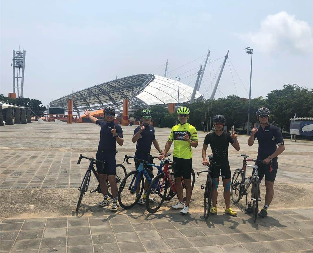 ジヌションさんのインスタグラム写真 - (ジヌションInstagram)「🚴‍♂️ 제주도 234km 자전거 종주  80km 지점 제주 월드컵경기장 앞에서 #TREK #트렉  #승일희망재단 #루게릭요양병원건립」6月17日 13時13分 - jinusean3000