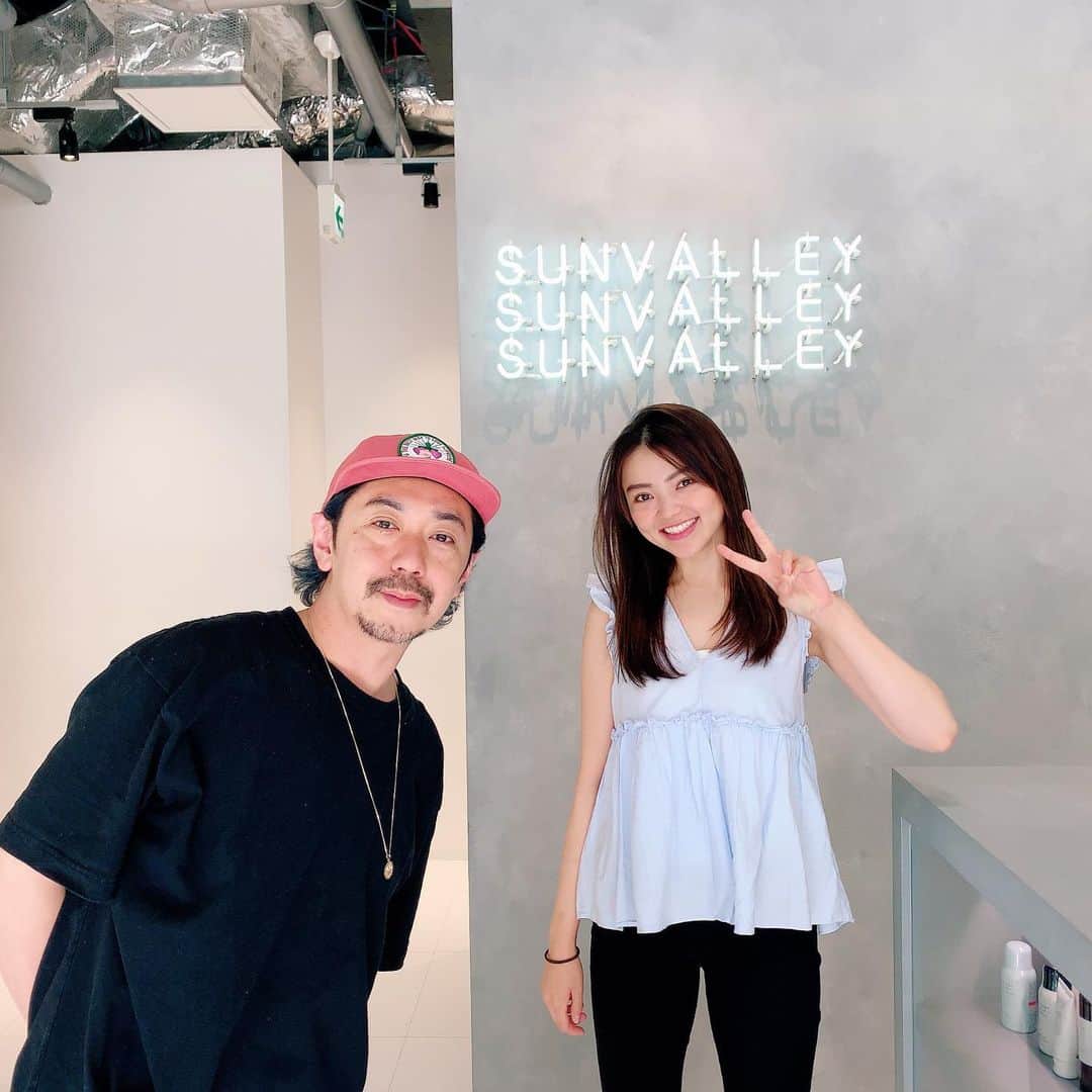 高原愛のインスタグラム：「優しくて温かい大好きな朝日さんのサロン SUNVALLEYへ行ってきました💇‍♀️✂️ イメージや長さはあまり変えずにだけど、軽くさっぱりとオシャレにアレンジもしやすいように可愛くして下さりました🥰朝日さんのカットは本当に素敵💓  お直し中の顔🤭真剣😮笑  ありがとうございました😊  @_sunvalley_  @mitsuteru_asahi ❤️ #hairsalon#tokyo#aoyama#beauty#hairmakeup#hairandmake#sunvalley#美容室#東京#出会いに感謝#❤️」