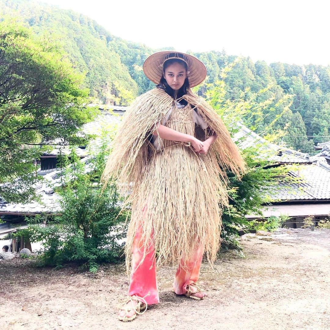 遊海 Yuumiさんのインスタグラム写真 - (遊海 YuumiInstagram)「Have you heard of “ Mino “ ? traditional Japanese garment, a raincoat made out of straw. My granma told me she was using it when she was little after until the war end and plastic were introduced in Japan. This trip @inaka_tourism i made a straw craft and it took me an hour to make this vase. @visitmie @misugi_resort  #misugi #misugivillage #mie #mieprefecture #visitmie #misugiresort #nature #love #peace #happiness #relaxing #selfcare #trueself #naturalbeauty #foresttherapy  #beauty #mino #strawcraft #蓑 #田舎ツーリズム #三重県」6月17日 13時17分 - yuumi_kato