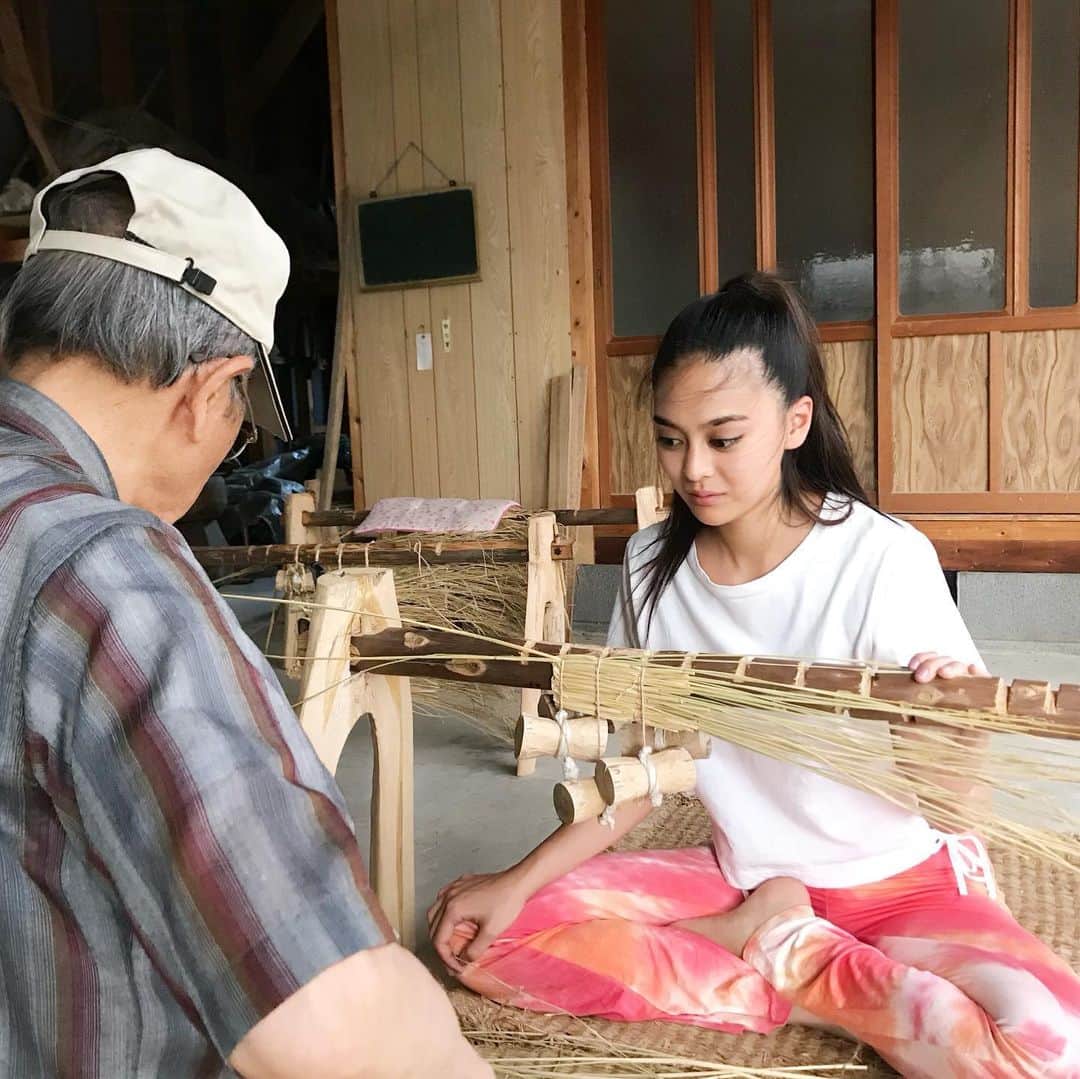 遊海 Yuumiさんのインスタグラム写真 - (遊海 YuumiInstagram)「Have you heard of “ Mino “ ? traditional Japanese garment, a raincoat made out of straw. My granma told me she was using it when she was little after until the war end and plastic were introduced in Japan. This trip @inaka_tourism i made a straw craft and it took me an hour to make this vase. @visitmie @misugi_resort  #misugi #misugivillage #mie #mieprefecture #visitmie #misugiresort #nature #love #peace #happiness #relaxing #selfcare #trueself #naturalbeauty #foresttherapy  #beauty #mino #strawcraft #蓑 #田舎ツーリズム #三重県」6月17日 13時17分 - yuumi_kato