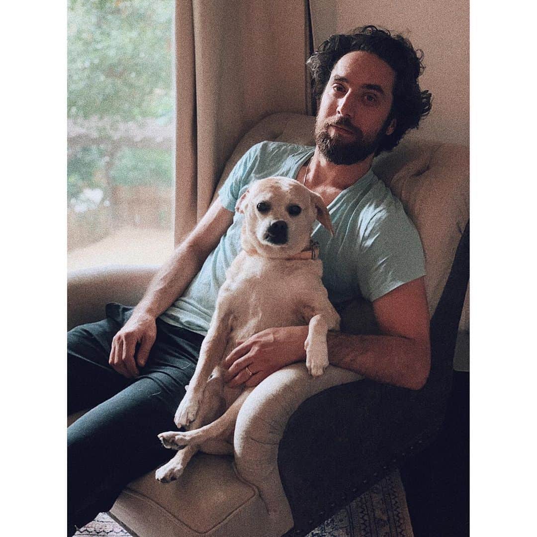 ナタリア・コルドバ・バックリーのインスタグラム：「Y este papasito que? Papá perruno adorado.」