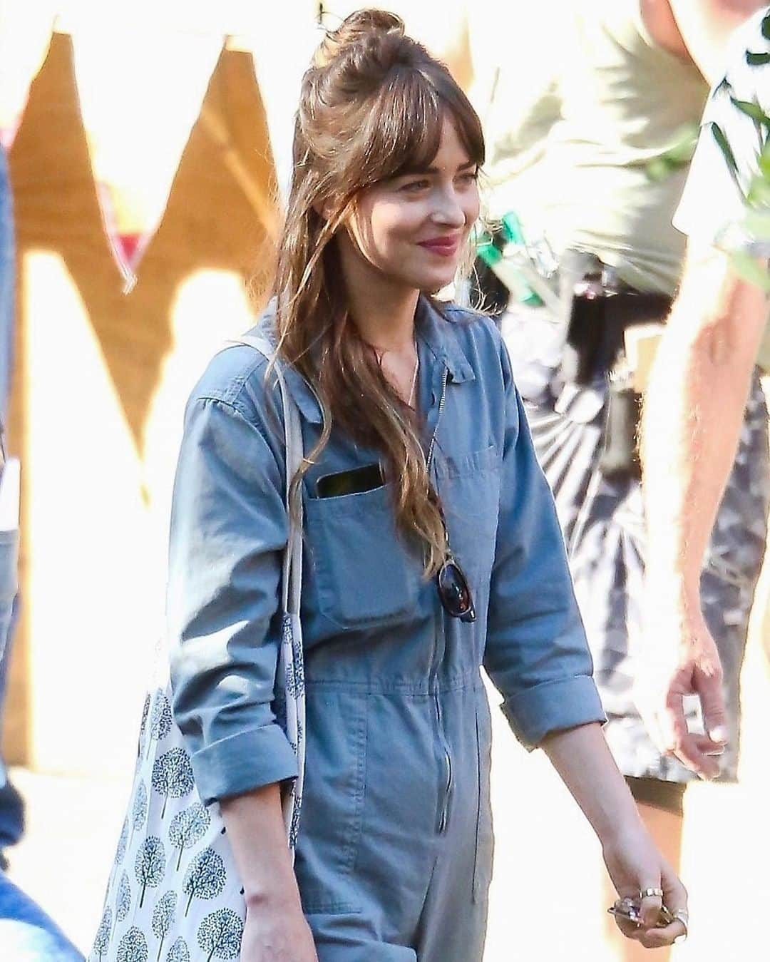 Just Jaredさんのインスタグラム写真 - (Just JaredInstagram)「@dakotajohnson continues filming her new movie “Covers” amid reports that she & Chris Martin have broken up.  #DakotaJohnson Photos: Backgrid」6月17日 13時18分 - justjared