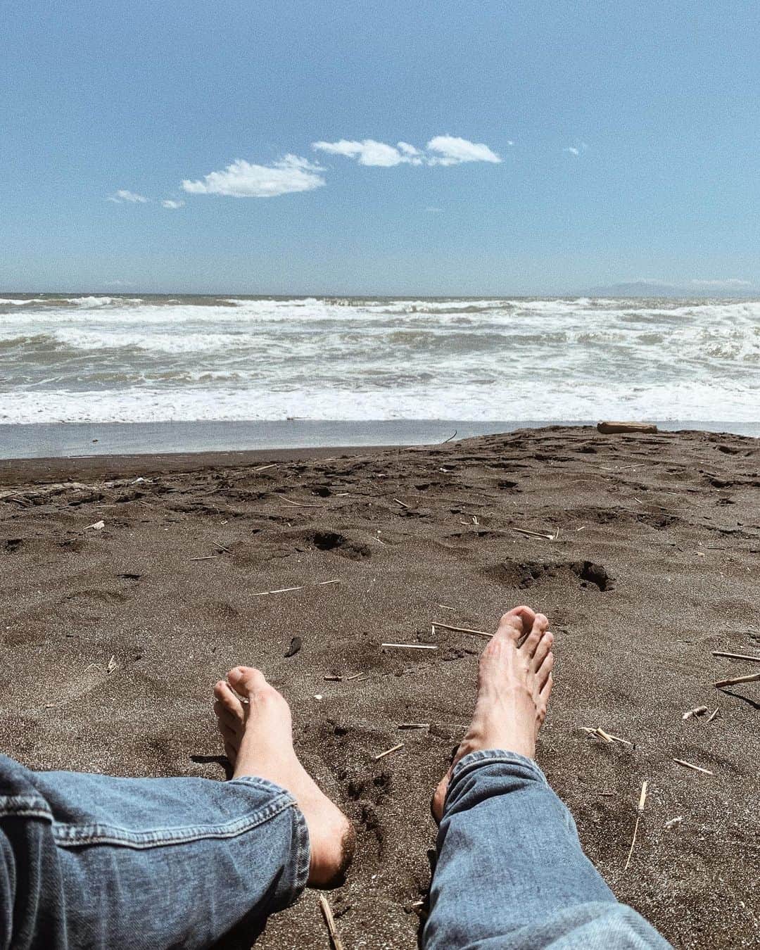 三浦大地さんのインスタグラム写真 - (三浦大地Instagram)「Earthing 🌏  昨日は時差ボケを利用して朝ごはんを食べに七里ヶ浜まで行って、ノリで髪を切り、裸足で地球を感じて、太陽を浴びて宇宙を感じる。  当たり前な事はひとつも無い。  感謝。  #earthing」6月17日 13時21分 - daichi_1127