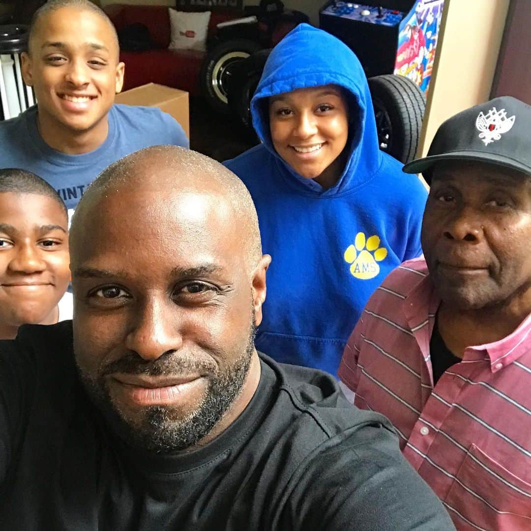 のインスタグラム：「My team on Fathers Day! (Don’t ask me why Jayden is wearing a hoodie) My Hairline is still here!」