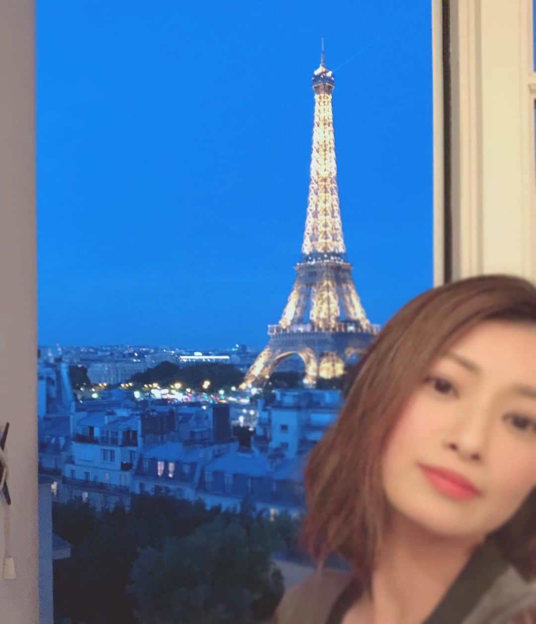 彩海のインスタグラム：「. . Bonjour Paris 🇫🇷 . . まだ夜は肌寒いけど 22時過ぎても明るくて やっぱり夏のヨーロッパは最高です！ . . . . #バリホテル #パリ旅行 #パリ出張 #パリ#フランス#フランス🇫🇷 #エッフェル塔#エッフェル塔が見える部屋  #towerofeiffel #paris #eiffelparis #eiffeltowerview #eiffeltoren」