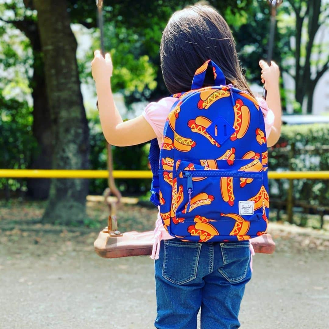 NAUGHTIAMさんのインスタグラム写真 - (NAUGHTIAMInstagram)「【KIDSアイテム】 ハーシェルの定番モデル「ヘリテージ」のキッズバッグ。  ハーシェルらしい元気いっぱいのカラーと可愛らしいデザイン。 シンプルながらショルダーには通気性のあるメッシュ素材を使用。チェストベルトも付いていて安心です。 夏の旅行やお泊りなどにいかがでしょうか？ . . 詳しくは画面をタップ！ . . #naughtiam #ハーシェル #Herschel #ノーティアム #子供用 #子供 #子供用バッグ #子供用リュック #リュック #キッズコーデ  #キッズ用 #キッズバッグ #子供コーデ #旅行 #ビビット #ほっこり #南国 #ハワイ柄 #コーディネート #コーデ #ファッション #instafashion #instgram #fashion #kids」6月17日 13時30分 - naughtiam_ntm