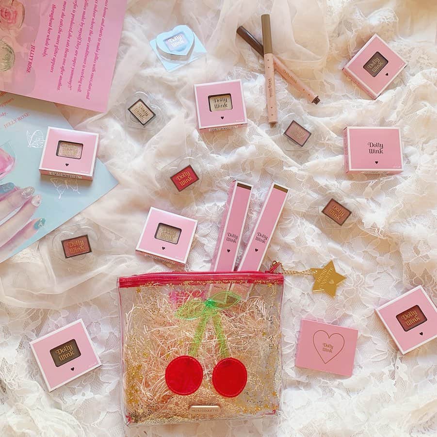 のインスタグラム：「🍒💄💕 * * 6月7日に発売された数量限定アイテム💖 * 🍒カスタムシャドウ🍒 各600円(税抜) . ラメ.パール.マットタイプの12種類🎀﻿ 01 ピンクペタル(ラメ)﻿ 02 モーヴピンク(ラメ)﻿ 03 ミモザオレンジ(ラメ)﻿ 04 ベイビーベイビー(ラメ)﻿ 05 クラシックメモリー(ラメ)﻿ 06 ジンジャーフロスト(ラメ)﻿ 07 ドラマティックガール(ラメ)﻿ 08 ピンクフラミンゴ(パール)﻿ 09 ミスティックレッド(マット)﻿ 10 ココアブラウン(マット)﻿ 11 チェスナットブラウン(パール)﻿ 12 ミルキーグラス(パール)﻿ * 🍒カスタムシャドウパレット🍒800円（税抜き） . カスタムシャドウを2色+トレー or 4色を セットできるミラーとダブルチップ付きの専用コンパクトケース💕 * 🍒マルチクリックライナー🍒1,400（税抜き） . アイブロウ.ふたえライン.アイライン.涙袋の影にも使える万能アイテム💖 * 次にこのコスメ使ったメイク載せるね💄💕 * ポーチはこの前買った @michu_coquette の🍒 * #make #コスメ #dollywink #ドーリーウィンク #プチプラ #プチプラコスメ #makeup #michucoquette #限定コスメ #限定 #益若つばさ #エリンコスメ」