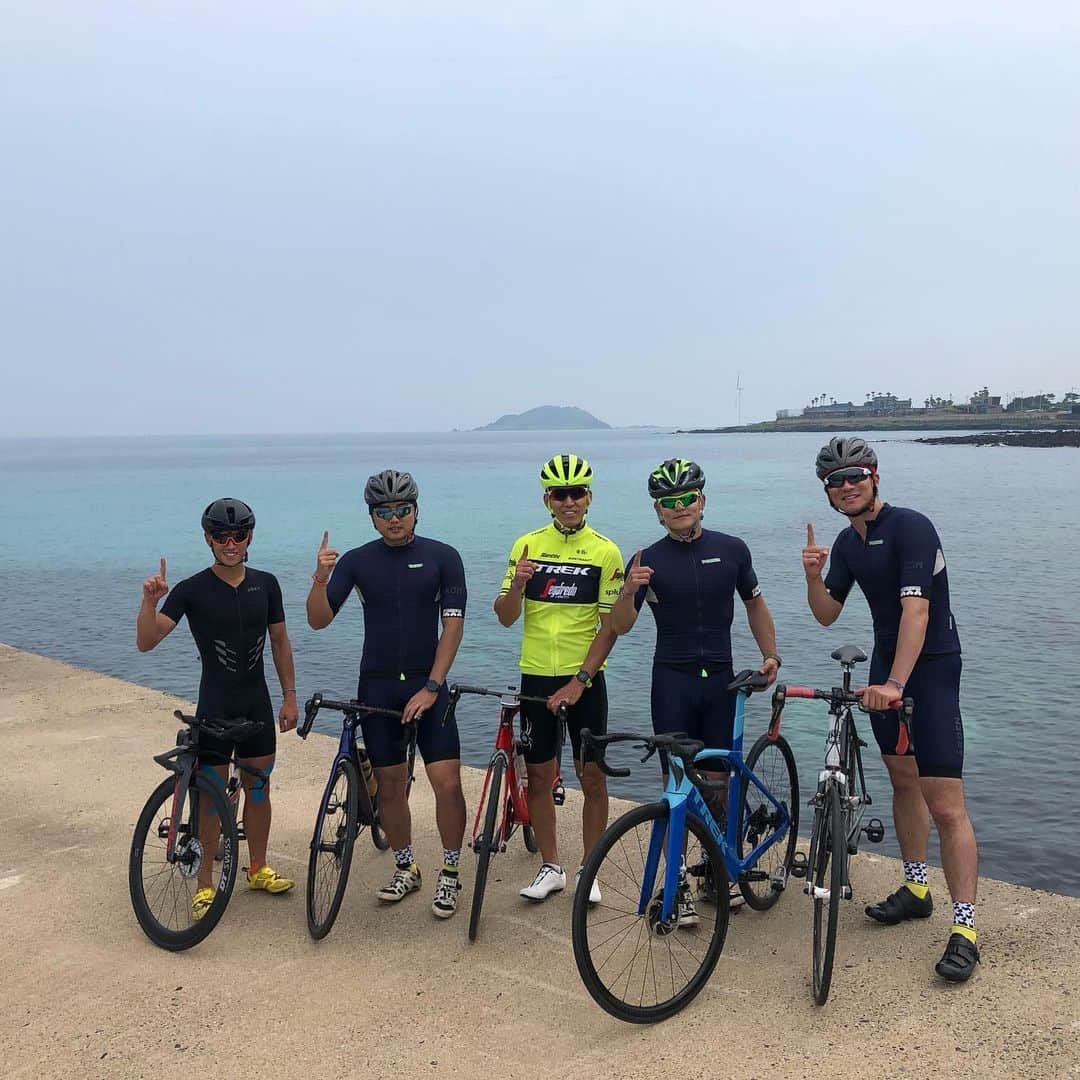 ジヌションさんのインスタグラム写真 - (ジヌションInstagram)「🚴‍♂️ 제주도 234km 자전거 종주  에머랄드빛 바다 앞에서 #TREK #트렉  #승일희망재단 #루게릭요양병원건립」6月17日 13時50分 - jinusean3000