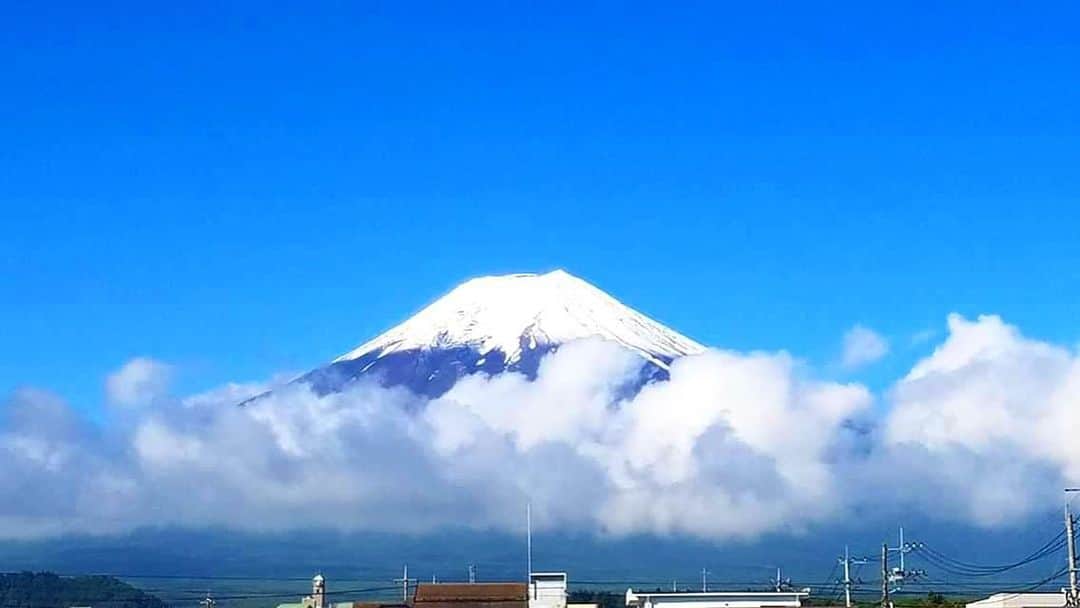 フレシャス公式(FRECIOUS) さんのインスタグラム写真 - (フレシャス公式(FRECIOUS) Instagram)「こちらは6月13日の朝の富士吉田からの富士山。 山頂で積雪があり、この時期には珍しい #夏の冠雪 となっています🗻✨ . 夏の富士山の楽しみといえば、なんといっても登山。 今年も山開きは山梨側の登山道の7月1日の予定です。 混雑状況もチェックしながら 天候の対策も万全にして臨みたいですね。 . 晴れ間がのぞいた富士山でしたが、 明日以降、西から下り坂の予報となっています。 梅雨開けの澄んだ青の夏の空が待ち遠しいです🌻 . ───────────── ★キャンペーン実施中★ こちらよりフォローしてください♪ ↓　↓　↓ 【フレシャス公式】 @frecious_official ───────────── . #フレシャス #FRECIOUS #天然水 #富士山 #mtfuji #富士山の銘水 #今日の富士山 #ウォーターサーバー #絶景 #世界遺産 #世界文化遺産 #山梨 #山梨県 #富士吉田 #シンプル #冠雪富士 #冠雪 #雪化粧 #mountain #japan」6月17日 13時44分 - frecious_official