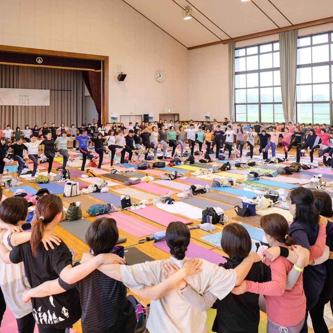 田中律子さんのインスタグラム写真 - (田中律子Instagram)「小岩井農場🐄 『KOIWAI GREEN YOGA』 イベントでした♥️約1年ぶりの岩手盛岡🙌残念ながら梅雨入りの岩手は雨で、室内になってしまったけど、雨の中、たくさんの方が参加してくれましたー🤩🙏 岩手の田村先生にお手伝いしてもらって、みんなでハート♥️もたくさん作りました👏ヨガは初めてという方が半分以上いらしたので、輪を作ってみんなで繋がって遊びながらヨガしました🙌やっぱりみんなで手をつないで、繋がって、助け合って支え合ってのヨガは、小さい子から、おばぁちゃままで、みんなヨガしてケラケラ笑顔になって、私までみんなのおかげで幸せな気分になりました😍参加してくれたみなさま、ありがとう🙏来年、リベンジで、芝生の上で、羊たちを見ながらヨガしましょーねー🙌  #小岩井農場  #KOIWAI GREEN YOGA #koiwaigreenyoga  #梅雨入り #来年リベンジ  #輪は二重 #yoga #yogalife」6月17日 13時44分 - ri2kotanaka