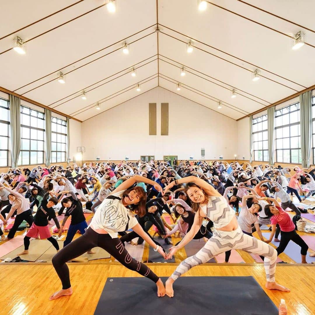 田中律子さんのインスタグラム写真 - (田中律子Instagram)「小岩井農場🐄 『KOIWAI GREEN YOGA』 イベントでした♥️約1年ぶりの岩手盛岡🙌残念ながら梅雨入りの岩手は雨で、室内になってしまったけど、雨の中、たくさんの方が参加してくれましたー🤩🙏 岩手の田村先生にお手伝いしてもらって、みんなでハート♥️もたくさん作りました👏ヨガは初めてという方が半分以上いらしたので、輪を作ってみんなで繋がって遊びながらヨガしました🙌やっぱりみんなで手をつないで、繋がって、助け合って支え合ってのヨガは、小さい子から、おばぁちゃままで、みんなヨガしてケラケラ笑顔になって、私までみんなのおかげで幸せな気分になりました😍参加してくれたみなさま、ありがとう🙏来年、リベンジで、芝生の上で、羊たちを見ながらヨガしましょーねー🙌  #小岩井農場  #KOIWAI GREEN YOGA #koiwaigreenyoga  #梅雨入り #来年リベンジ  #輪は二重 #yoga #yogalife」6月17日 13時44分 - ri2kotanaka