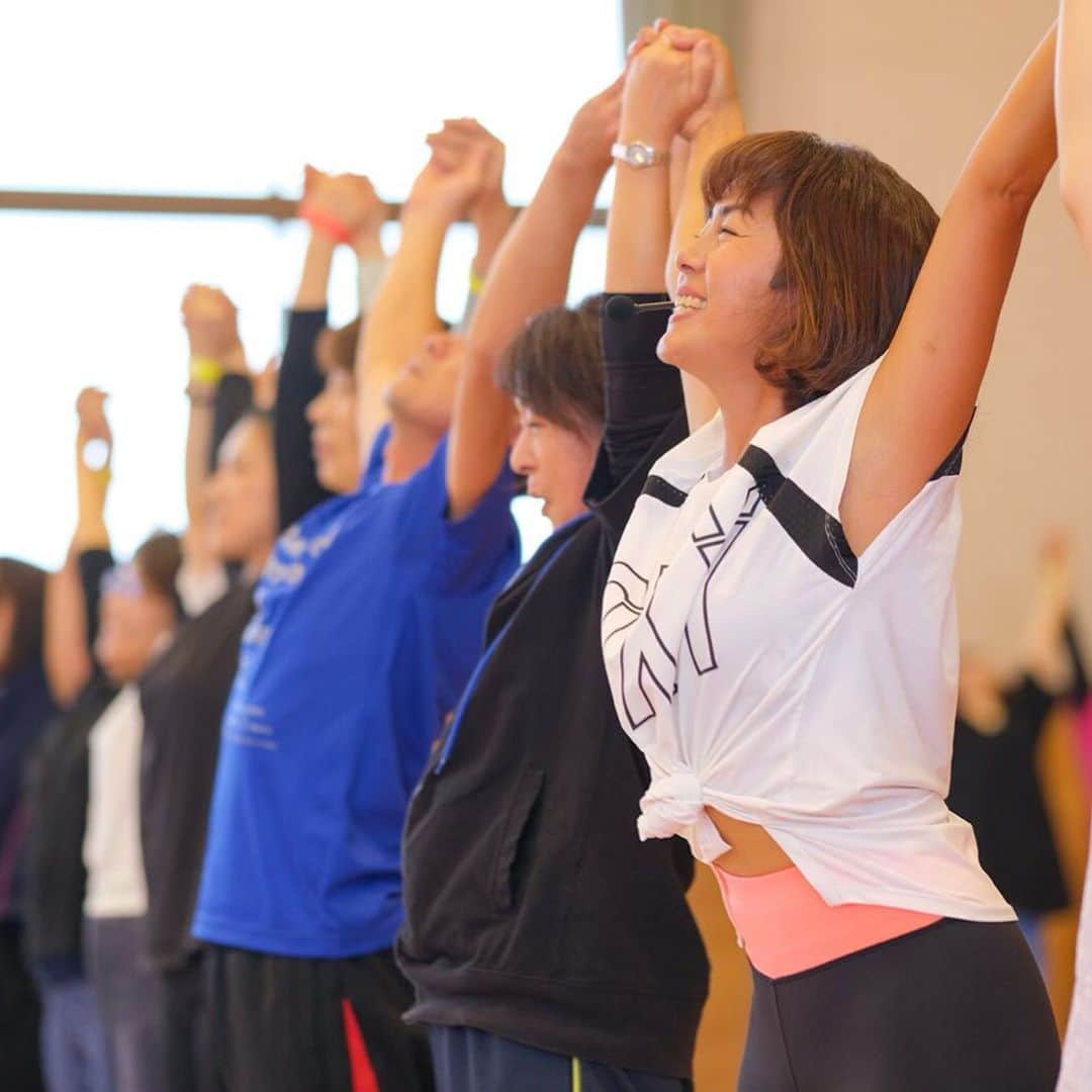 田中律子さんのインスタグラム写真 - (田中律子Instagram)「小岩井農場🐄 『KOIWAI GREEN YOGA』 イベントでした♥️約1年ぶりの岩手盛岡🙌残念ながら梅雨入りの岩手は雨で、室内になってしまったけど、雨の中、たくさんの方が参加してくれましたー🤩🙏 岩手の田村先生にお手伝いしてもらって、みんなでハート♥️もたくさん作りました👏ヨガは初めてという方が半分以上いらしたので、輪を作ってみんなで繋がって遊びながらヨガしました🙌やっぱりみんなで手をつないで、繋がって、助け合って支え合ってのヨガは、小さい子から、おばぁちゃままで、みんなヨガしてケラケラ笑顔になって、私までみんなのおかげで幸せな気分になりました😍参加してくれたみなさま、ありがとう🙏来年、リベンジで、芝生の上で、羊たちを見ながらヨガしましょーねー🙌  #小岩井農場  #KOIWAI GREEN YOGA #koiwaigreenyoga  #梅雨入り #来年リベンジ  #輪は二重 #yoga #yogalife」6月17日 13時44分 - ri2kotanaka