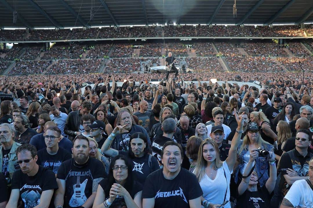 メタリカさんのインスタグラム写真 - (メタリカInstagram)「Photos from last night's show in Brussels! 🇧🇪 ・・・ 📸 by @brettmurrayphotography & @photosbyjeffyeager ・・・ #MetInBrussels #WorldWired #Metallica」6月17日 13時46分 - metallica