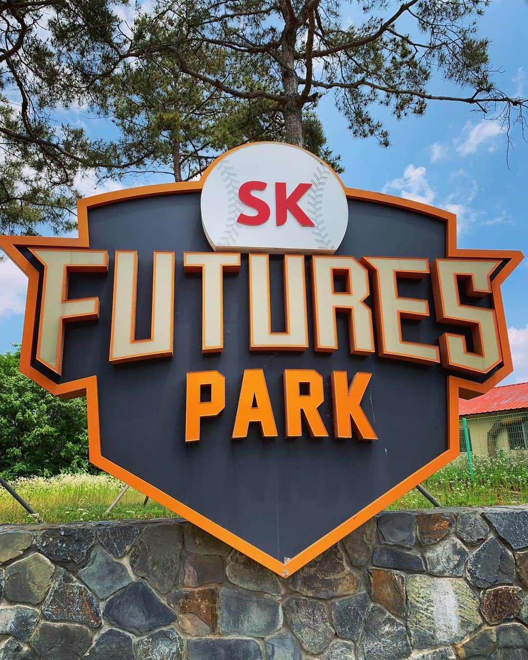 上杉あずさのインスタグラム：「. #韓国 #野球観戦 #福岡ソフトバンクホークス SK FUTURES PARK #⚾️ 6/14～6/16までホークス3軍がこちらでSKワイバーンズ2軍と試合！結果は2勝1敗☆ とても立派な球場施設で感激しました✨ 韓国なのにこんな表現していいのかわからないけど、アメリカンな感じ😁✊ ただ、ただ、めちゃくちゃ遠かったです(笑) . #仁川国際空港 からタクシーで「SKフューチャーズパークまでお願いします」と地図を見せて言っても運転手さん知らなくて(笑)伝わらず、なかなか出発も出来なくてヤキモキ。ひたすら「ベースボールパーク！」と言いまくって何とか連れて行ってもらいました。 . 試合開始に間に合わなかったので試合のことは割愛します(笑)でも、みんなよく打って守ってて🥺異国の地でも奮闘してる若鷹たちの姿を観られてとても嬉しかった♪野村選手は勝負強いしよく打ちますね～！吉住投手もいい球投げてました！！ 韓国にもたくさんホークスファンがいたし新たな発見もあって楽しかった！マッコリ飲みながら観戦してる人もいたり自由😳笑笑 コーチや選手達を韓国のファンの皆様とお見送りして、さあー帰ろう！と言いたい所でしたが、帰りはほんとにほんとにハプニングづくし😱 . タクシー捕まえたいけど通らないし、呼ぶにも電話出来ないし、守衛さん言葉通じないし...どうしようもなくなった時に、韓国に嫁がれた先輩ヨンへさんのことを思い出し、LINE電話で連絡させて頂くと......なんと守衛さんと代わりに電話で話して下さって、タクシー呼んでいただきました😭🙏🏼💕ヨンへさんいなかったらどうしようもなかったです...本当にありがとうございました！！！ そこからタクシーが来て、またどこに向かうのか問題で困っていると......通りがかりの車が停まってくれて、中から出てきたのはSK2軍マネージャーさん。なんと、日本人でした😭😭🙏🏼🙏🏼ヨンへさんといい、マネージャーさんといい、優しい方々に助けて頂き、無事にホテルへチェックイン出来ました。 野球観戦楽しかったこと以上に濃かったと言ったら怒られるかもしれないけど、たくさん勉強になって、人の温かさに触れられて、貴重な体験となりました。 とにかく、行ってよかった☺️👍 #baseballpark #korea #incheon #sk #skwyverns #sbhawks #fukuoka #softbankhawks #farm #stadium #international #games #korean #japanese #🇰🇷 #🇯🇵」