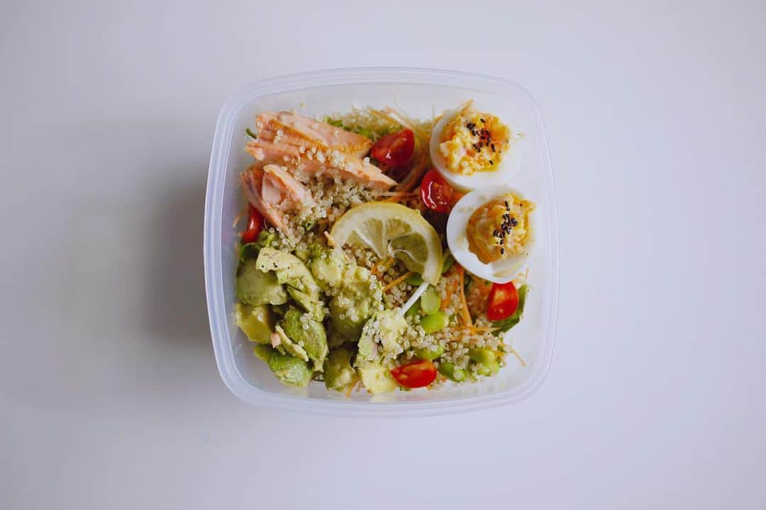 Risako Yamamotoさんのインスタグラム写真 - (Risako YamamotoInstagram)「今日のお弁当🐣🍃🍅🥑 ・ 美容に良いものたくさん詰め込んだ🥑💛🥕 ・ ・ 毎日お気に入りの容器で変わり映えもなく、お洒落でもないサラダだけど笑、自己満の記録始めました🙂✍️ ↪︎ #わっちのサラダ ・ ・ ゆで卵のマヨネーズはスタメンです🐣♡ ・ ・ #お弁当 #salad #サラダ #サラダランチ #slohasholic #bpafree  #bpaフリー #sistema #sistemaplastics  #superfood #スーパーフード #healthylifestyle #eatclean #キヌア #quinoa #wacchiskitchen」6月17日 13時55分 - risako_yamamoto