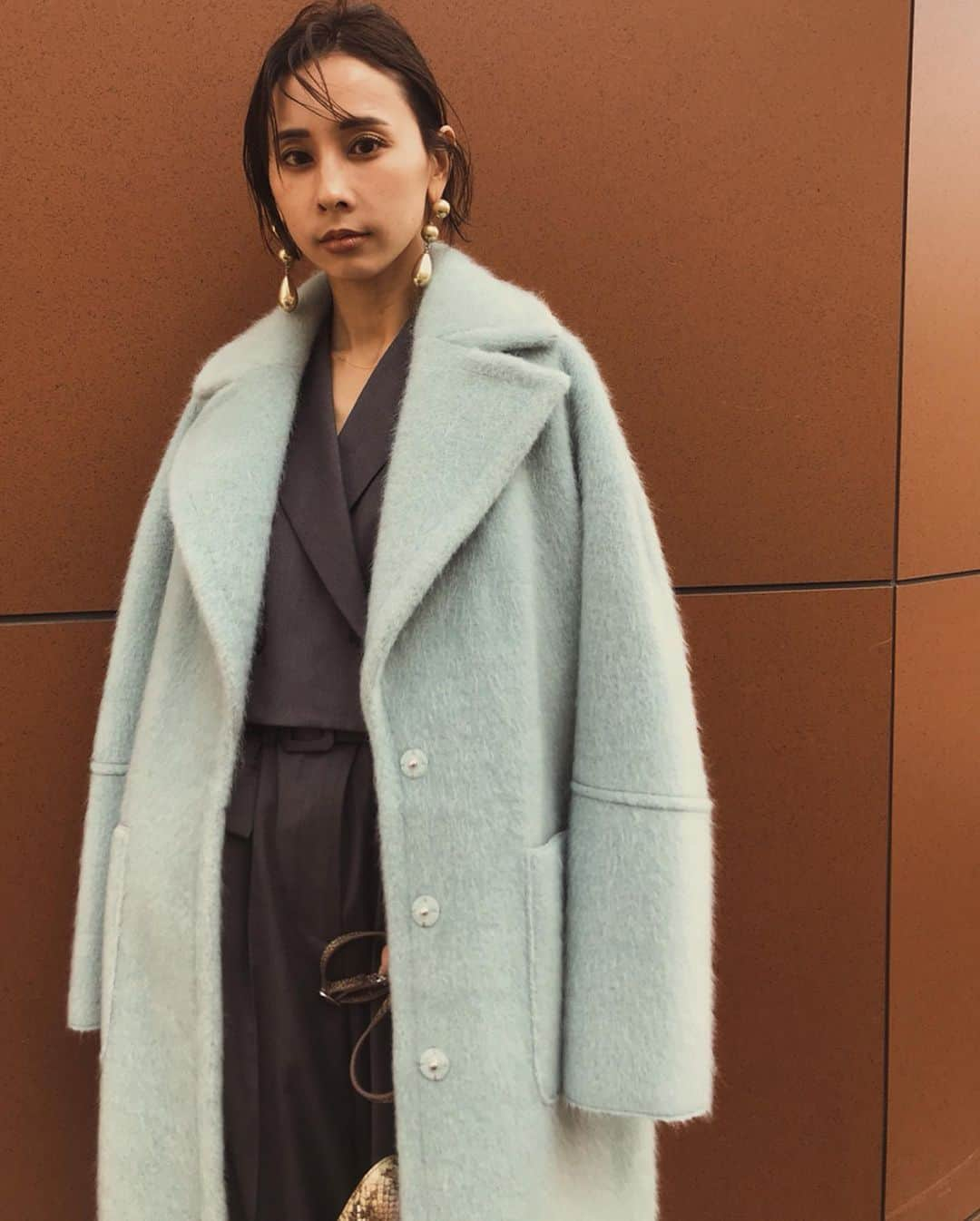 黒石奈央子さんのインスタグラム写真 - (黒石奈央子Instagram)「AMERI AW ふく . . BLANKET LIKE FAKE MOUTON COAT ¥29600+tax TAILORED ALL IN ONE ¥23100+tax VIOLET NOBLE 2way PT ¥18500+tax その他  AW . リバーシブルムートンの一番人気カラーだったミント❤️ このカラーは他にはないので、ベーシックカラーが多い方はとってもおすすめだよ！  先行予約期間第2弾  6/20〜6/24 web & 心斎橋 6/20.21  代官山 6/22〜6/24  ルミネ  @ameri_shinjuku @amerivintage @ameri_daikanyama @ameri.shinsaibashi #ameri#amerivintage #fashion #coordinate#ootd#outfit#osanposnap #705_outfit #大人ファッション #大人コーディネート #大人スタイル #modestyle #modefashion#modecasual #2019autumnwinter#先行予約 #japonism」6月17日 13時56分 - blackstone705