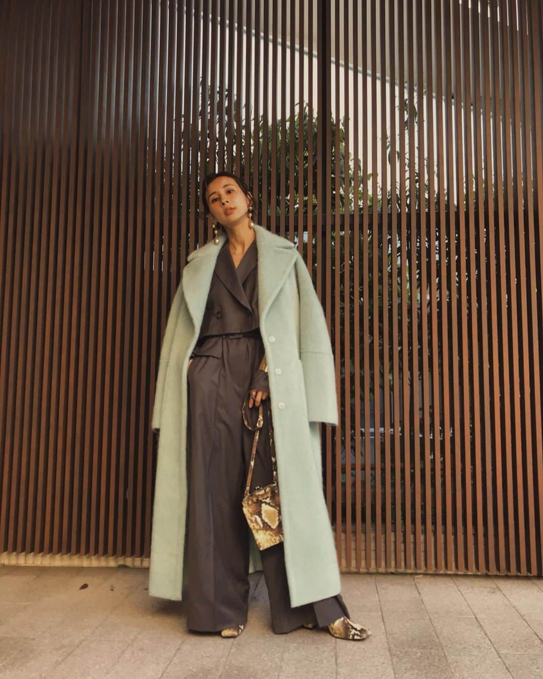 黒石奈央子さんのインスタグラム写真 - (黒石奈央子Instagram)「AMERI AW ふく . . BLANKET LIKE FAKE MOUTON COAT ¥29600+tax TAILORED ALL IN ONE ¥23100+tax VIOLET NOBLE 2way PT ¥18500+tax その他  AW . リバーシブルムートンの一番人気カラーだったミント❤️ このカラーは他にはないので、ベーシックカラーが多い方はとってもおすすめだよ！  先行予約期間第2弾  6/20〜6/24 web & 心斎橋 6/20.21  代官山 6/22〜6/24  ルミネ  @ameri_shinjuku @amerivintage @ameri_daikanyama @ameri.shinsaibashi #ameri#amerivintage #fashion #coordinate#ootd#outfit#osanposnap #705_outfit #大人ファッション #大人コーディネート #大人スタイル #modestyle #modefashion#modecasual #2019autumnwinter#先行予約 #japonism」6月17日 13時56分 - blackstone705