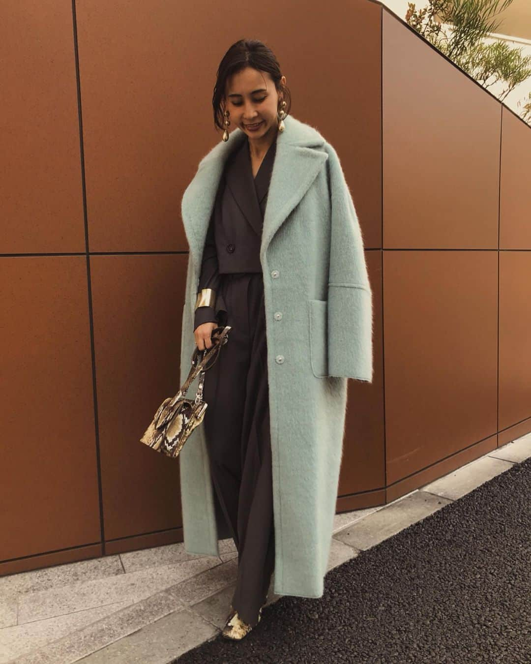 黒石奈央子さんのインスタグラム写真 - (黒石奈央子Instagram)「AMERI AW ふく . . BLANKET LIKE FAKE MOUTON COAT ¥29600+tax TAILORED ALL IN ONE ¥23100+tax VIOLET NOBLE 2way PT ¥18500+tax その他  AW . リバーシブルムートンの一番人気カラーだったミント❤️ このカラーは他にはないので、ベーシックカラーが多い方はとってもおすすめだよ！  先行予約期間第2弾  6/20〜6/24 web & 心斎橋 6/20.21  代官山 6/22〜6/24  ルミネ  @ameri_shinjuku @amerivintage @ameri_daikanyama @ameri.shinsaibashi #ameri#amerivintage #fashion #coordinate#ootd#outfit#osanposnap #705_outfit #大人ファッション #大人コーディネート #大人スタイル #modestyle #modefashion#modecasual #2019autumnwinter#先行予約 #japonism」6月17日 13時56分 - blackstone705