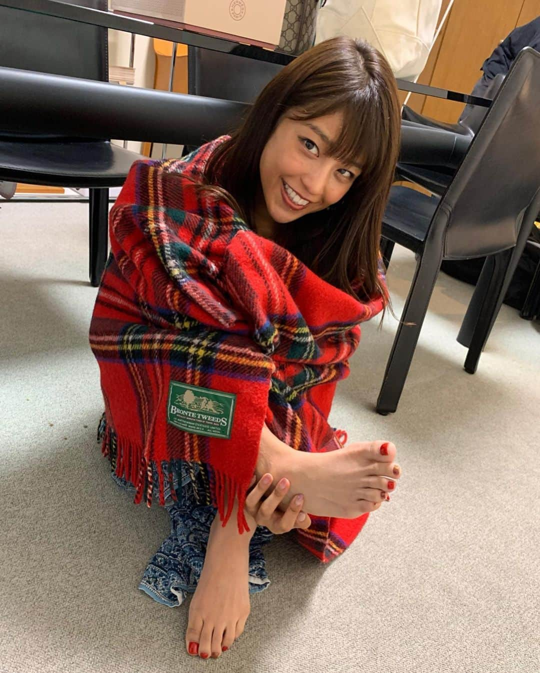 岡副麻希さんのインスタグラム写真 - (岡副麻希Instagram)「🍋 赤がすき♥️ からだのまわりも足元も赤の時間😘 #footnail#あか#アコナイトブラウン#交互 赤系希望だけ伝えてあとはだいたい美香ちゃん#@chipieee_nail_mikaおまかせです🥰🍓 、  ちなみにこの時期から外は暑いですが 室内は冷房で身体が冷えがちなので 羽織りものは必需ですーーー🍋 #トマト#いちご#だいすき#赤#😳 #げつようび」6月17日 14時07分 - maki_okazoe_official