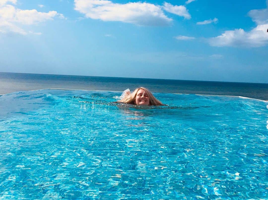 アシュトン・ホームズのインスタグラム：「update i got what I wanted. first full day at the beach and i’m a lobster but guess who’s still gonna go sit out in the sun tomorrow🤷🏼‍♀️ #diacinco #tryingnottodrown」