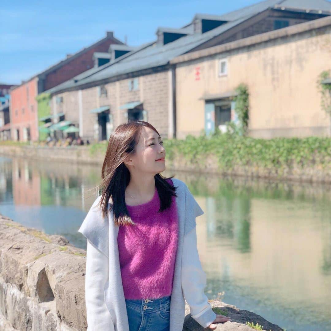 うえむらちかのインスタグラム：「小樽に行った日は週で唯一の晴れ間だったようで、とても気持ちよかったです🌞﻿ （眩しくて目空いてないけど笑）﻿ ﻿ 時間があれば﻿ #小樽運河﻿ で舟も乗ってみたかったな〜🚣‍♀️﻿ ﻿ 名物のお寿司🍣を堪能したあとは、デザートに夕張メロン…﻿ ﻿ 最高に贅沢な組み合わせ過ぎました🍈笑﻿ ﻿ #遠征旅 の楽しみは #ご当地グルメ ということで お許しあれ😉✨﻿ ﻿ ﻿ #遠征 #旅 #タビジョ﻿ #フォトジェニック #フォトスポット﻿ #北海道 #寿司 #小樽﻿ #カープ女子 #野球女子」