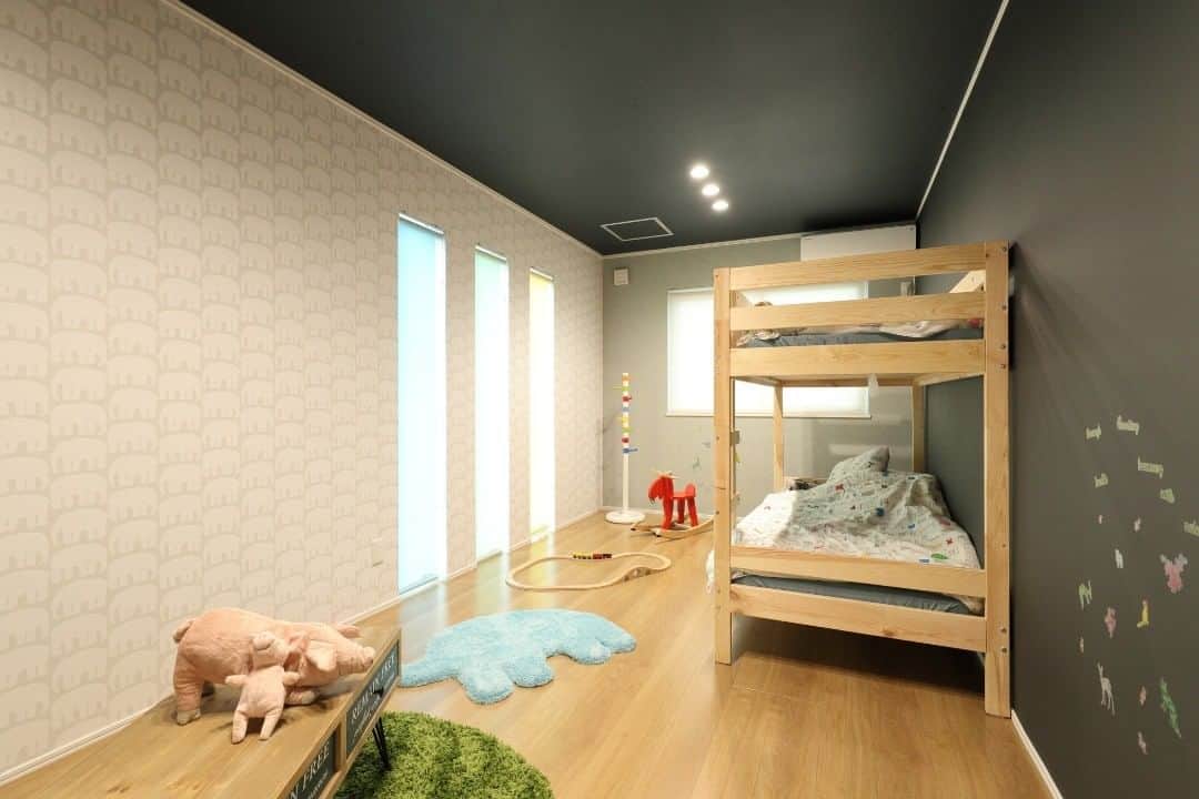 homelife 夢を叶える暮らし方のインスタグラム：「【子供部屋】 . お子様がのびのびと成長できる部屋づくり かわいいクロスと三色のロールスクリーンがポイントです* . . ◆―――――――――――――――◆ ▷ more… @homelife_gallery ◆―――――――――――――――◆ . . #子供部屋 #子供部屋インテリア #キッズルーム #家族 #インテリア #子供 #コーディネート #おもちゃ ＃ぬいぐるみ #二段ベット #理想の家 #おしゃれな家 #マイホーム計画 #マイホーム #福知山 #豊岡 #加東 #姫路 #注文住宅 #自由設計 #デザイン住宅 #family #house #home #homelife_京都 #homelife_大阪 #homelife_兵庫 #ホームライフ #ホームライフ100 #アーキホームライフ」