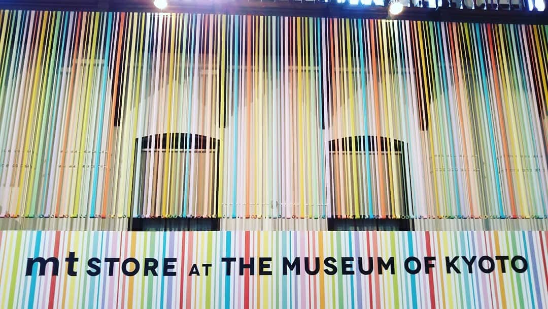 のインスタグラム：「◎mt store at the Museum of Kyoto  皆様こんにちは👋😃 先週同様、館の方はお休みですが、mt storeは営業しております🎵  残り4日となりましたので、まだ来られてない方、お待ちしておりますよ🙄  今回の吊るしテープと壁に貼ってるテープ、同じ配色になっているの気づきました❓️😚 インスタ映え間違いなし❓️🤔 皆さまのご来場をお待ちしております！  開催日程：6月7日（金）～6月20日（木） 時間：10：30～19：00 場所：京都文化博物館　別館 住所：京都府京都市中京区高倉通三条上ル東片町623-1 ※尚、直接会場側へのお問い合わせはご遠慮頂きます様お願い申し上げます。 （イベントに関する問合せ　086-465-5800）  #mtstoreattheMuseumofKyoto #mt #mtmaskingtape #mtイベント [お知らせ]  この度、ｍｔイベント専用のSNSアカウントを開設しました。﻿ イベント情報は専用アカウントで随時更新していきますので是非フォローお願いします♪﻿ ﻿ ■ｍｔイベント専用　SNSアカウント﻿ Instagram：@mt_maskingtape_event﻿」