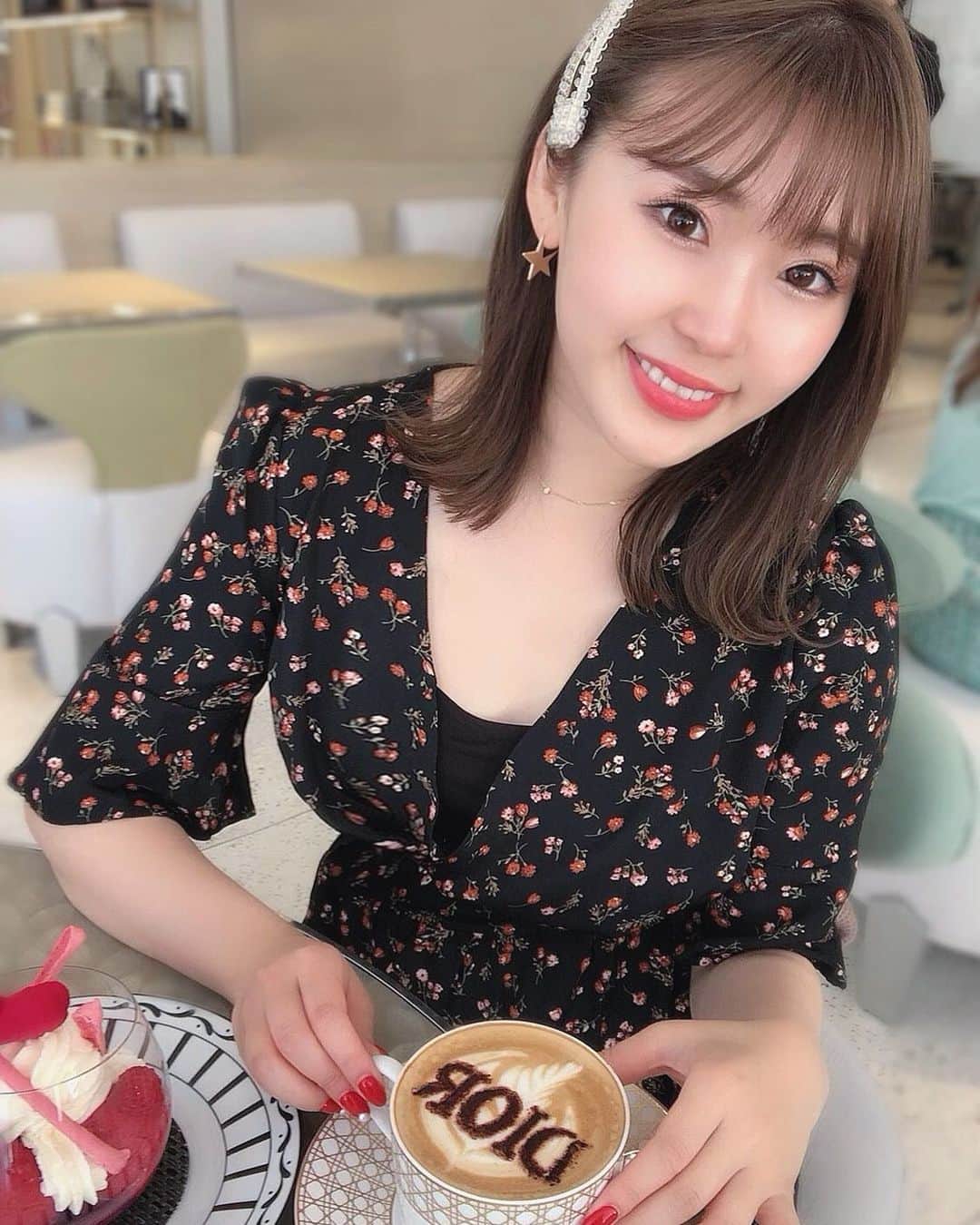 のインスタグラム：「𝒟𝒾𝑜𝓇 𝒞𝒶𝒻𝑒𓂃𖠚ᐝ﻿ ﻿ 久しぶりに行ってきました♥︎﻿ 何度来ても可愛い空間🥺﻿ 韓国は陽の光が入って﻿ 店内明るいのでおすすめ💕﻿ ﻿ そして髪の毛スパッと切って前くらいに💇🏼‍♀️﻿ 巻いてない状態で鎖骨下くらいです☝🏻﻿ @tera0624_care_umeda  特製トリートメントでサラサラになりました❣️ まだもう少し切りたいけど悩む🥺」
