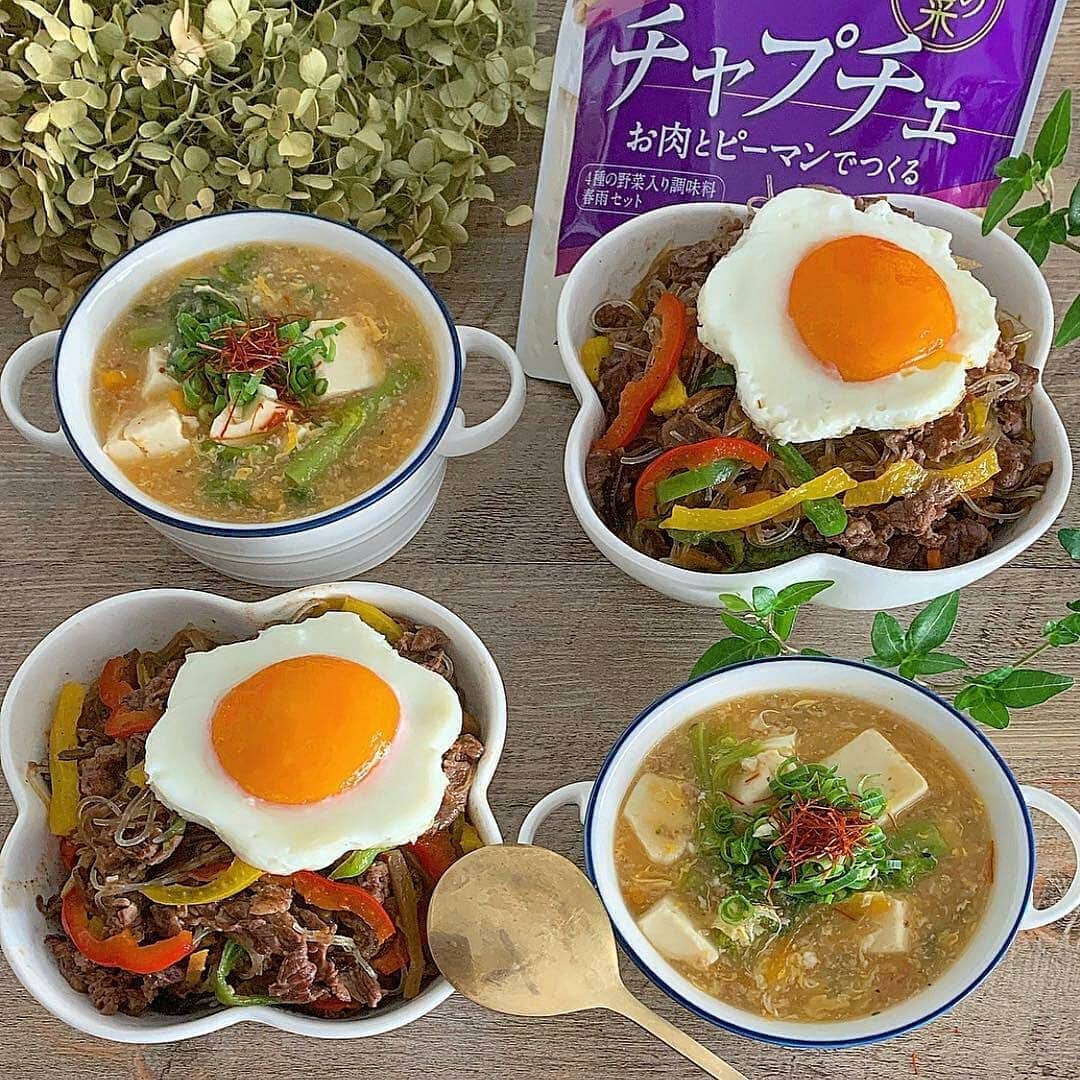 韓の食菜さんのインスタグラム写真 - (韓の食菜Instagram)「. @okapii.703 さんが「韓の食菜 チャプチェ」のある食卓を投稿してくださいました♪ ピーマンとパプリカの、赤黄緑色がとっても彩りよくきれいです！ . ▼「韓の食菜」についてはこちら http://han-no-shokusai.moranbong.co.jp/ . #韓の食菜 #モランボン #チャプチェ #韓の食菜チャプチェ #韓国料理 #韓の食菜でカラフルディッシュ  #おうちごはん #instafood ---------------------- #Repost @okapii.703 ・・・ #チャプチェ丼 での朝ごはんで (o'ω'o)b ｺﾝﾆﾁﾜｧ♪ * * 🍀チャプチェ丼目玉焼きのせ 🍀豆腐とひき肉の韓国風ピリ辛スープ * * @foodietable.jp （フーディーテーブル）さんから 『モランボン 韓の食菜 チャプチェ』をモニタープレゼントしていただきました。 『モランボン×フーディーテーブル』のモリターコラボ広告企画に参加しています.•*¨*•.¸¸♬ * * モランボンさんの『韓の食菜シリーズ』のチャプチェを使っています。 . . 4種類の野菜入り調味料と春雨がセットされてるからとっても便利。 牛肉250gとピーマン、 そして今回は赤パプリカと黄色パプリカがあったのでそれも一緒に入れてみました。 お肉を炒める時と仕上げにもごま油をかけてるから香り豊かなコク旨。 美味しいチャプチェ丼が簡単にできましたよ♡*゜ 仕上げに目玉焼きものせて栄養バランスをプラス。 . . こういうセットになったもので モランボンさんのように美味しいものはとっても便利ですよね。 残業などで遅くなった時なども 常備しておけば10分もあれば簡単にできます。 アレンジすれば色々と楽しめますよね。 他の韓の食菜シリーズも試してみたいと思います(๑•᎑•๑)♬*゜」6月17日 14時25分 - hannoshokusai