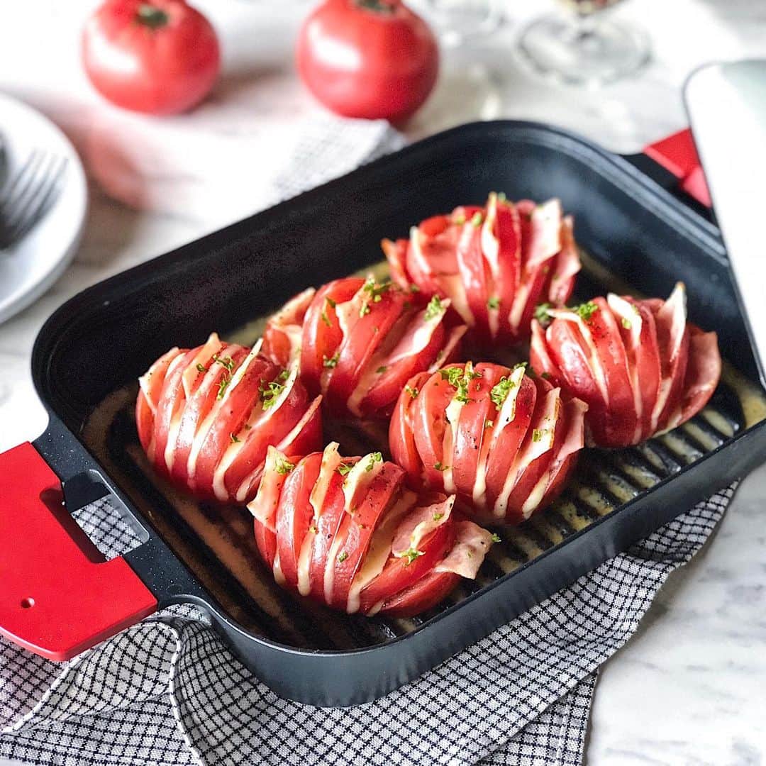 UchiCookのインスタグラム：「Did you know you can make Hasselback Tomatoes on Steam Grill :) ? It’s super easy to make and takes only less than 20minutes! Can be a great delicious side dish🍴⠀ ⠀ Hasselback Steam-grilled Tomatoes🍅🍅🍅⠀ ⠀ ■ Ingredients⠀ 6 tomatoes⠀ 3 slices of bacon, cut into half⠀ 3 cheese slices, cut into half⠀ Some Italian parsley ⠀ Some salt, black pepper⠀ Some olive oil and Pablo breadcrumbs⠀ ⠀ ■ Steps:⠀ 1. Make 5 or 6 cuts in each tomato (Be careful not to cut through the bottom).⠀ 2. Wedge bacon and cheese between each tomato slice.⠀ 3. Preheat Steam Grill over medium heat for about 3minutes.⠀ 4. Put the tomatoes on the Steam Grill.⠀ 5. Sprinkle salt and pepper. Then spread some olive oil and breadcrumbs.⠀ 6. Pour 1/3 cup water(2.7oz or 80cc) in the ridge surrounding the grill surface and steam-grill for about 10minutes with the lid on.⠀ 7. Lastly, sprinkle parsley to serve.⠀ ⠀ Enjoy your meal😋!⠀ • ⠀ • ⠀ • ⠀ #uchicook #steamgrill #tomato #tomatoaddict #🍅 #kitchentools ⠀ #healthylife #easyrecipes #hasselback #quickmeals #fooddeco #hasselbacktomatoes #lifestyleblogger #tomatorecipes #foodporn #kitchengoals #kitchendeco #yummy #healthy #healthyrecipes」