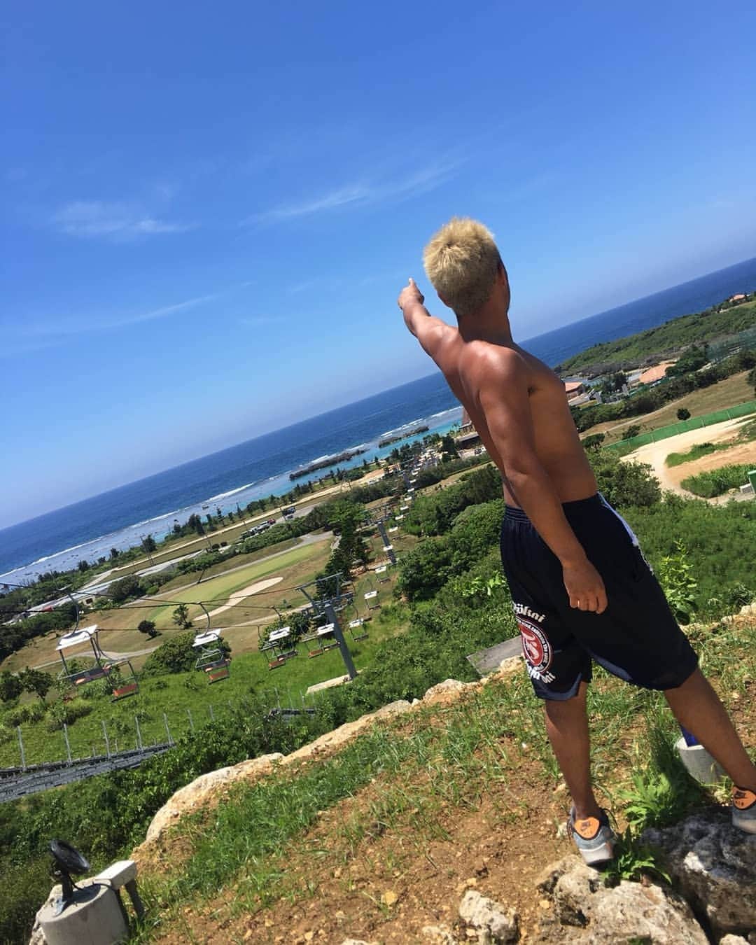 大沢文也のインスタグラム：「前だけを見て突き進む。生き残って這い上がる。  #努力 #努力努力再努力 #沖縄 #宮古島 #景色 #晴天 #映え #sunset #beach #自然遊び #kickboxing #training #夢追い人 #旅人 #天サロ #日焼け #シギラ」