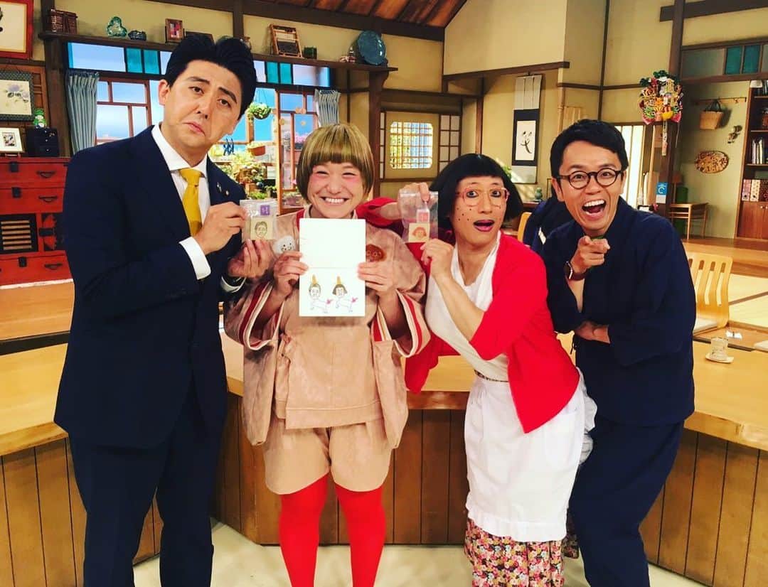 和田美枝のインスタグラム：「よーいドンのコーナー『産地の奥様ごちそうさま』の食材であるトウモロコシとすっちーさん、安倍総理のモノマネをしてるビスケッティの佐竹くんをコラボさせた消しゴムはんこ🌽🌽🌽 トウモロコシはコーンやからユニコーンのツノをトウモロコシに🦄🌽 #よーいドン #産地の奥様ごちそうさま #トウモロコシ #ユニコーン  #吉本新喜劇 #すっちー座長 #すち子 さん #今までで一番似顔絵描きやすくて嬉しかった #ビスケッティ #佐竹くん #佐竹くんと言うよりは描いてるうちに安倍総理のお顔になりました #G20サミット #消しゴムはんこ #今日はNewお衣装 #RBT」