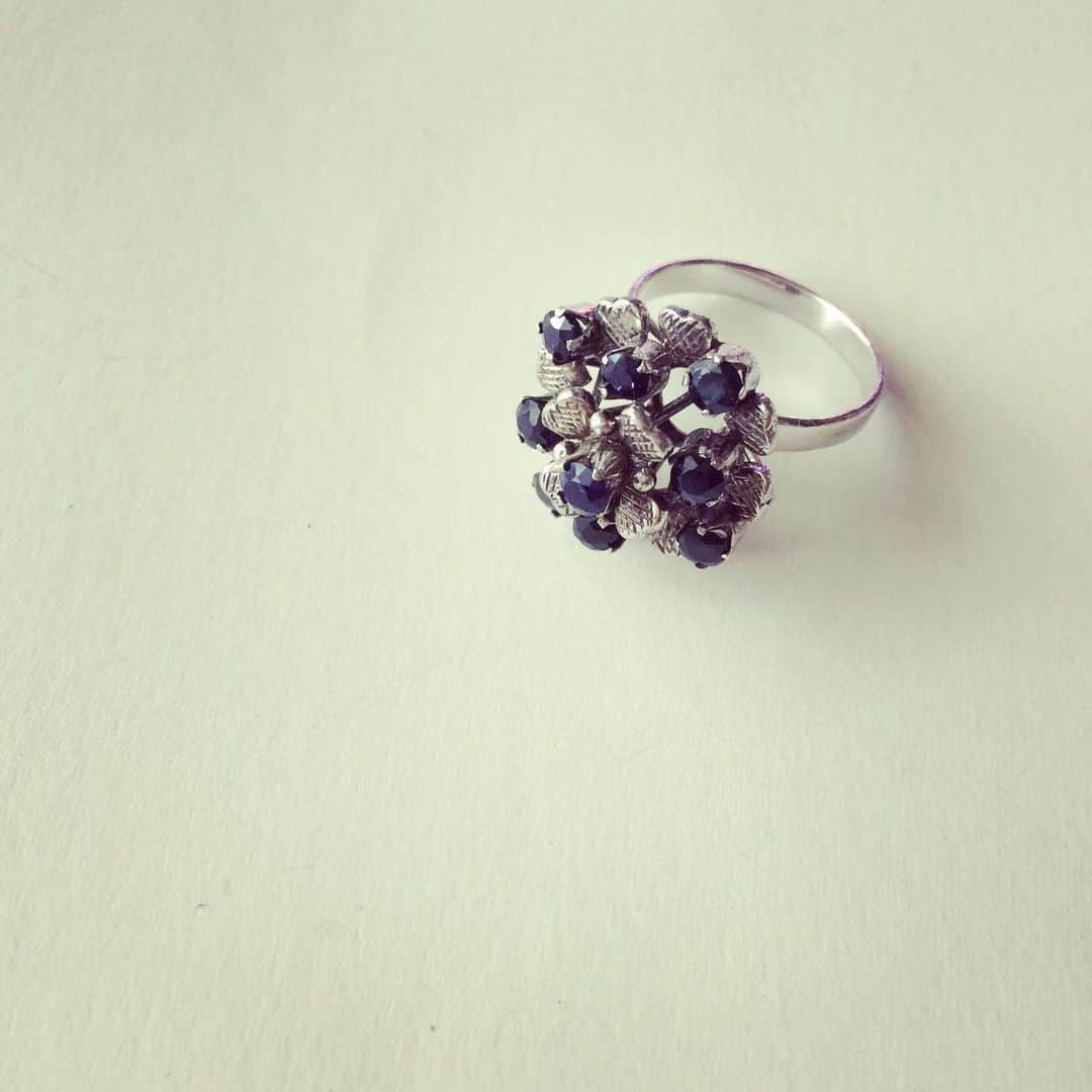 おおたうにさんのインスタグラム写真 - (おおたうにInstagram)「💠blue hydragea sapphire ring / vintage💠 昔友だちにもらった紫陽花のリング。6月中に使おうといつも思うのに忘れる…。というか、出かける予定がない。1週間、人間とほぼ話してない(΄◉◞౪◟◉｀)きゃー #今日のアクセサリー #accessory #vintage #hydragea #accessoriesoftheday #fashion #nofriend #物と会話できるようになるんだよ」6月17日 14時40分 - outa_uni