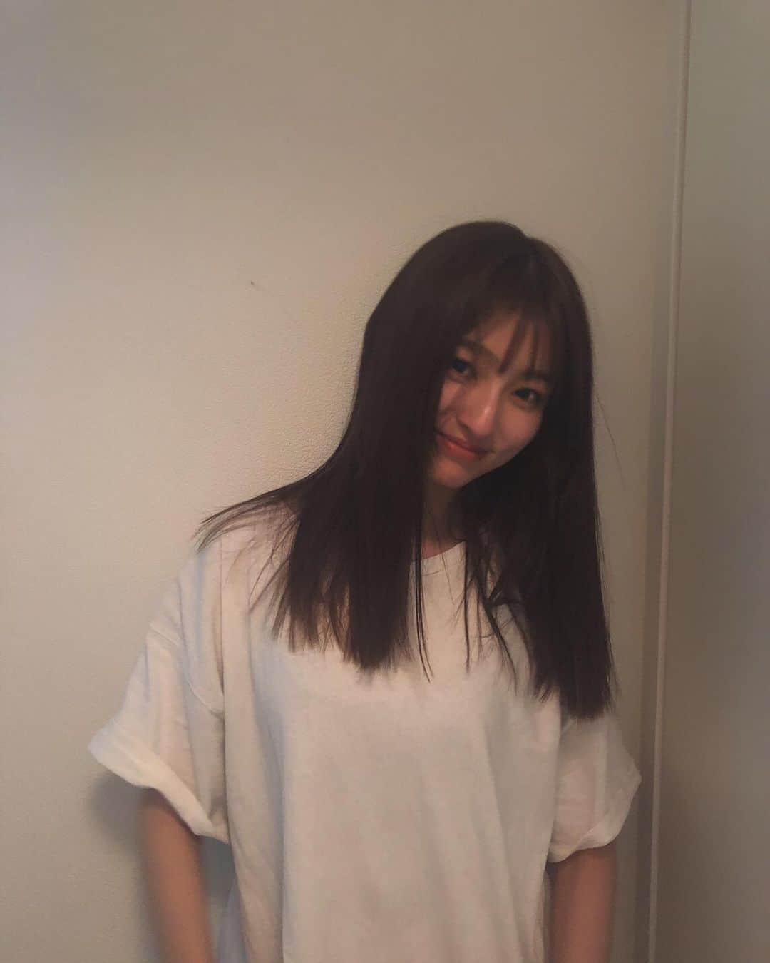 吉川愛さんのインスタグラム写真 - (吉川愛Instagram)「☺︎ 前髪切りました〜おかえりん。 シースルーバングというものにしました どうですか？😏 4.5枚目、のあ様の写真集と共に。 ありがとうございます。拝まさせていただきます。 本当に可愛かったです。皆様も是非。」6月17日 14時51分 - ai_yoshikawa_official