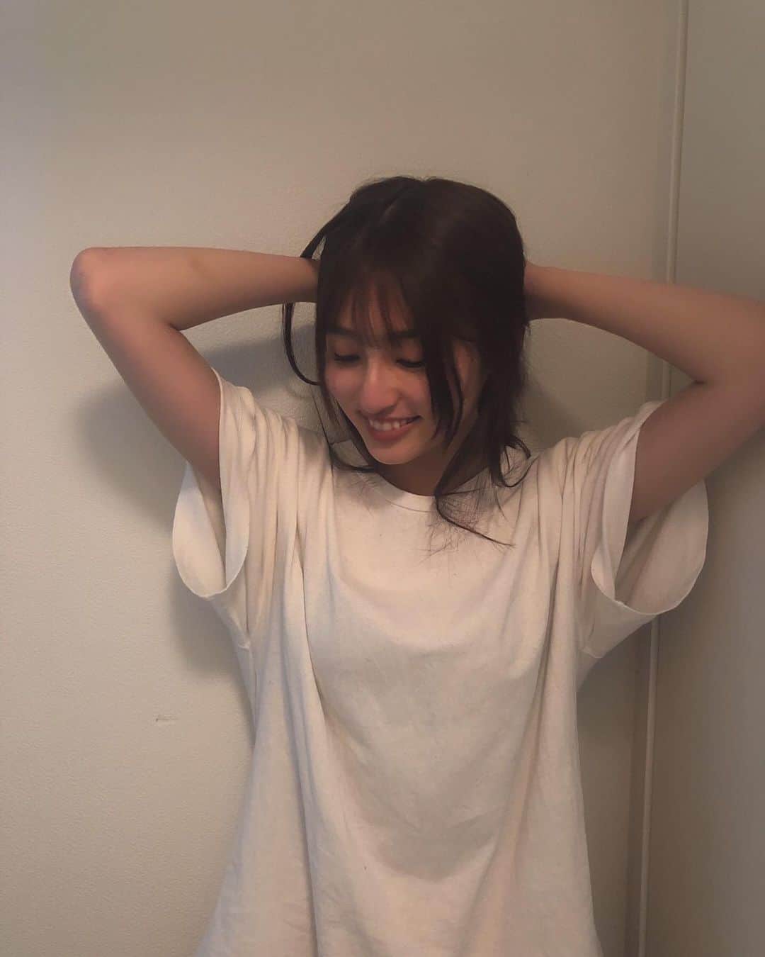 吉川愛さんのインスタグラム写真 - (吉川愛Instagram)「☺︎ 前髪切りました〜おかえりん。 シースルーバングというものにしました どうですか？😏 4.5枚目、のあ様の写真集と共に。 ありがとうございます。拝まさせていただきます。 本当に可愛かったです。皆様も是非。」6月17日 14時51分 - ai_yoshikawa_official