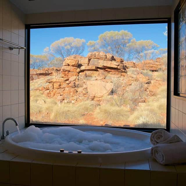 Australiaさんのインスタグラム写真 - (AustraliaInstagram)「Found: The perfect spot to relax after a day out exploring @ntaustralia 🛁  @kingscanyon certainly knows how to pamper their guests! Located in @visitcentralaus, the resort is only 15 minutes from the majestic #KingsCanyon, and a four-hour drive from #Uluru, making it the perfect base to explore this part of outback #Australia. The ‘deluxe spa rooms’ are nestled in the rugged bush setting of the resort, and the spacious spa baths come with stunning views of a beautiful rock escarpment. BRB, booking ourselves a room right now.  #seeaustralia #NTaustralia #redcentreNT #kingscanyon #travel」6月17日 15時00分 - australia